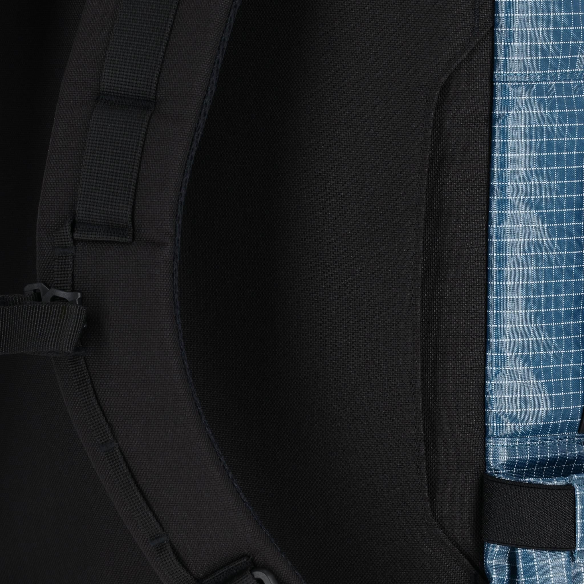 Detailaufnahme der Topo Designs Apex Reisetasche 30L in "Pond Blue"