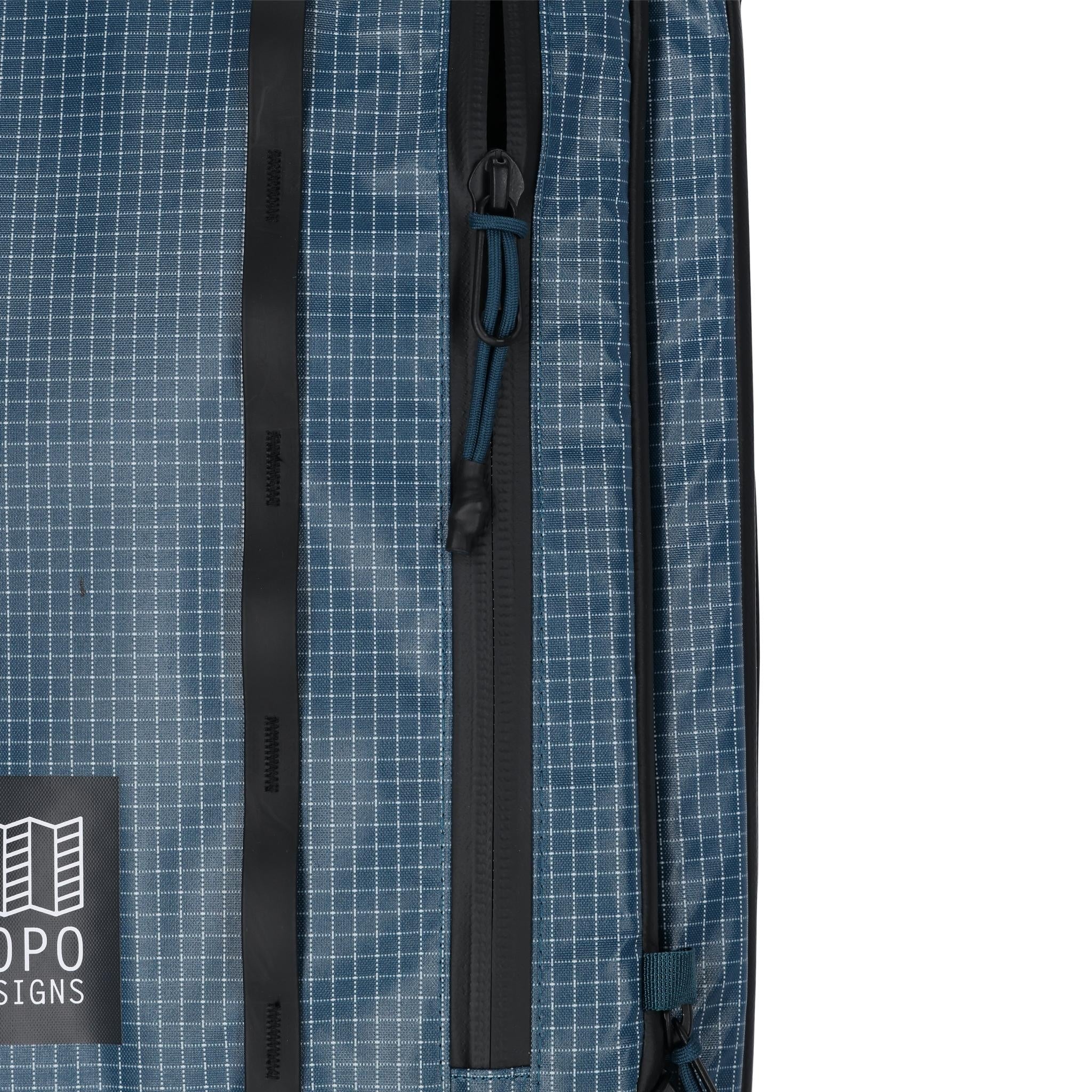 Detailaufnahme der Topo Designs Apex Travel Roller Bag in "Pond Blue"