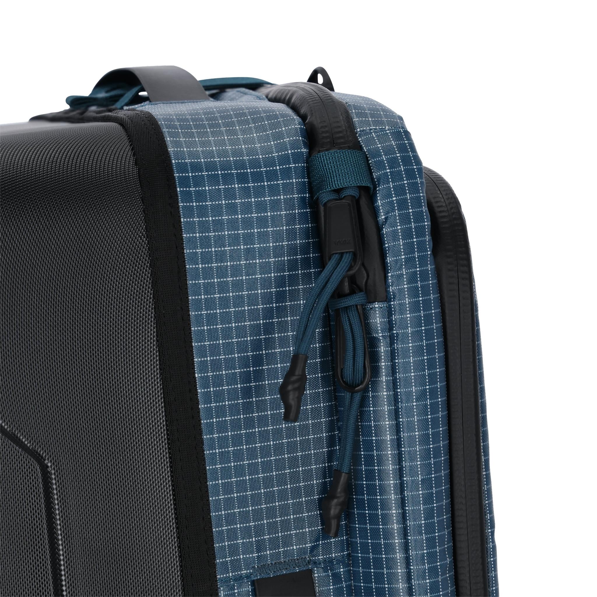 Detailaufnahme der Topo Designs Apex Travel Roller Bag in "Pond Blue"