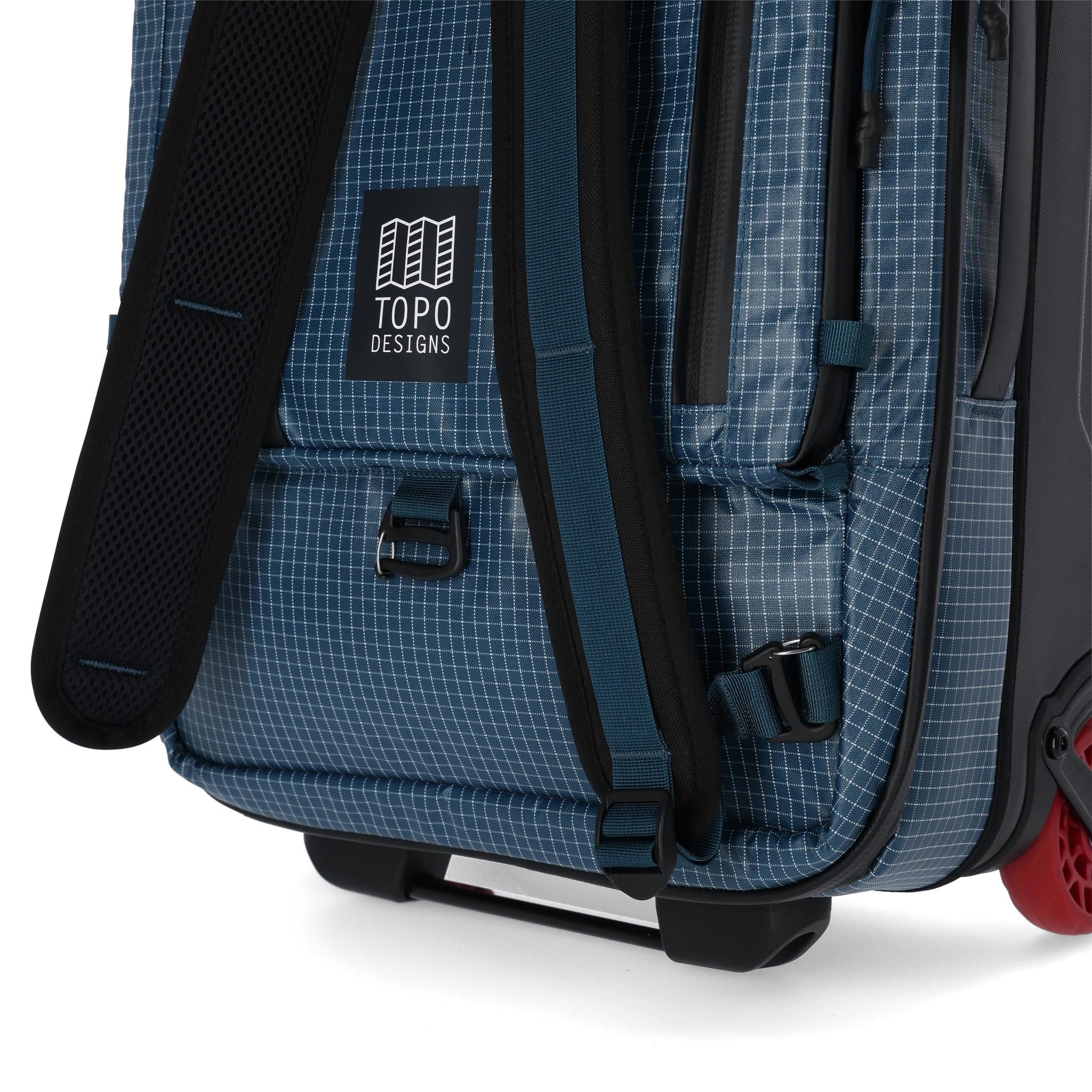 Detailaufnahme der Topo Designs Apex Travel Roller Bag in "Pond Blue"