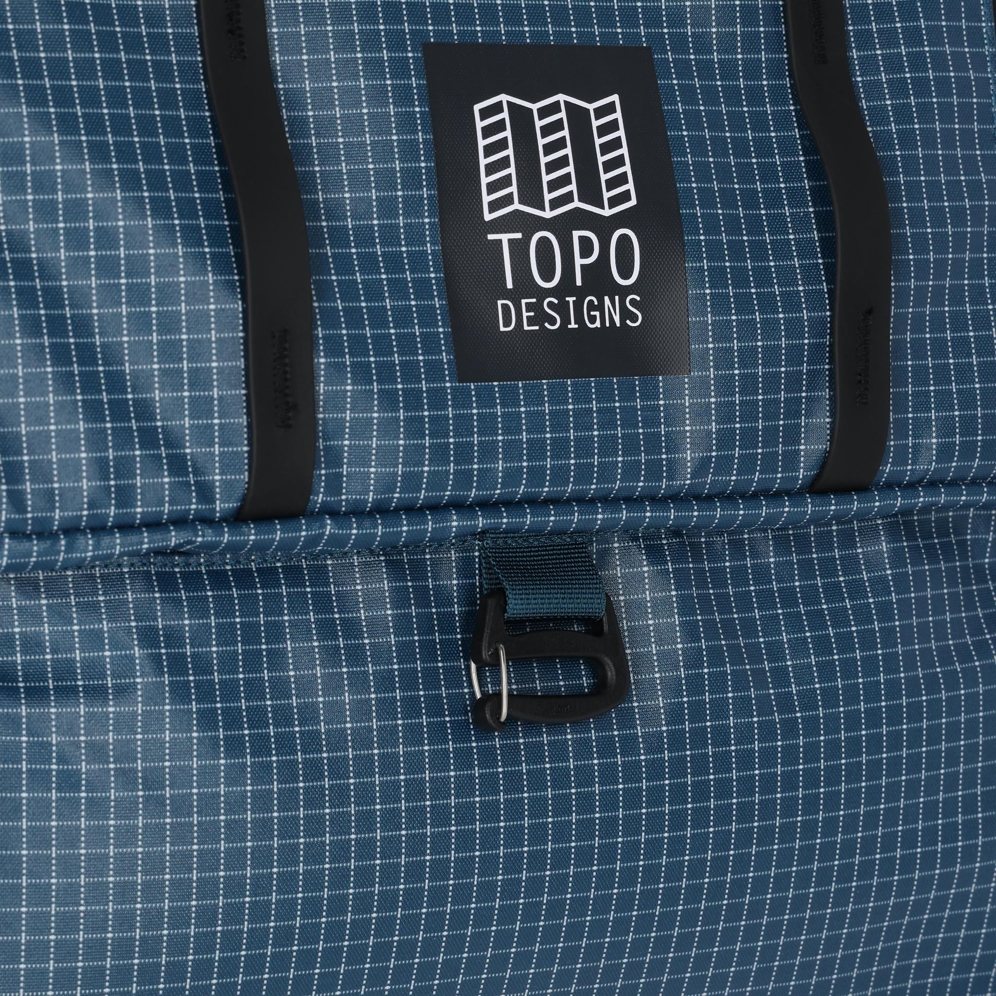 Detailaufnahme der Topo Designs Apex Travel Roller Bag in "Pond Blue"