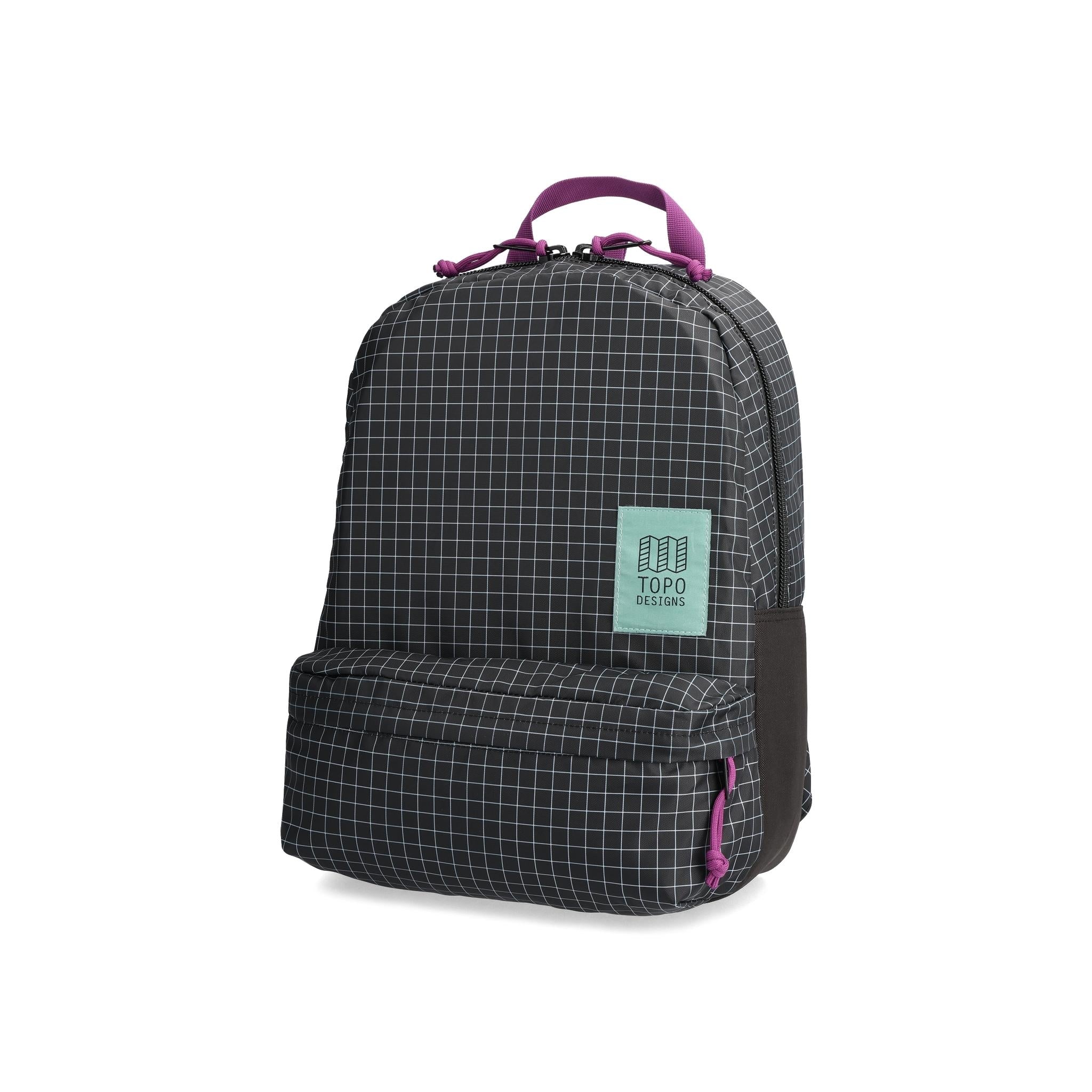 Vorderansicht des Topo Designs Dash Pack in "Black / White Grid Print"