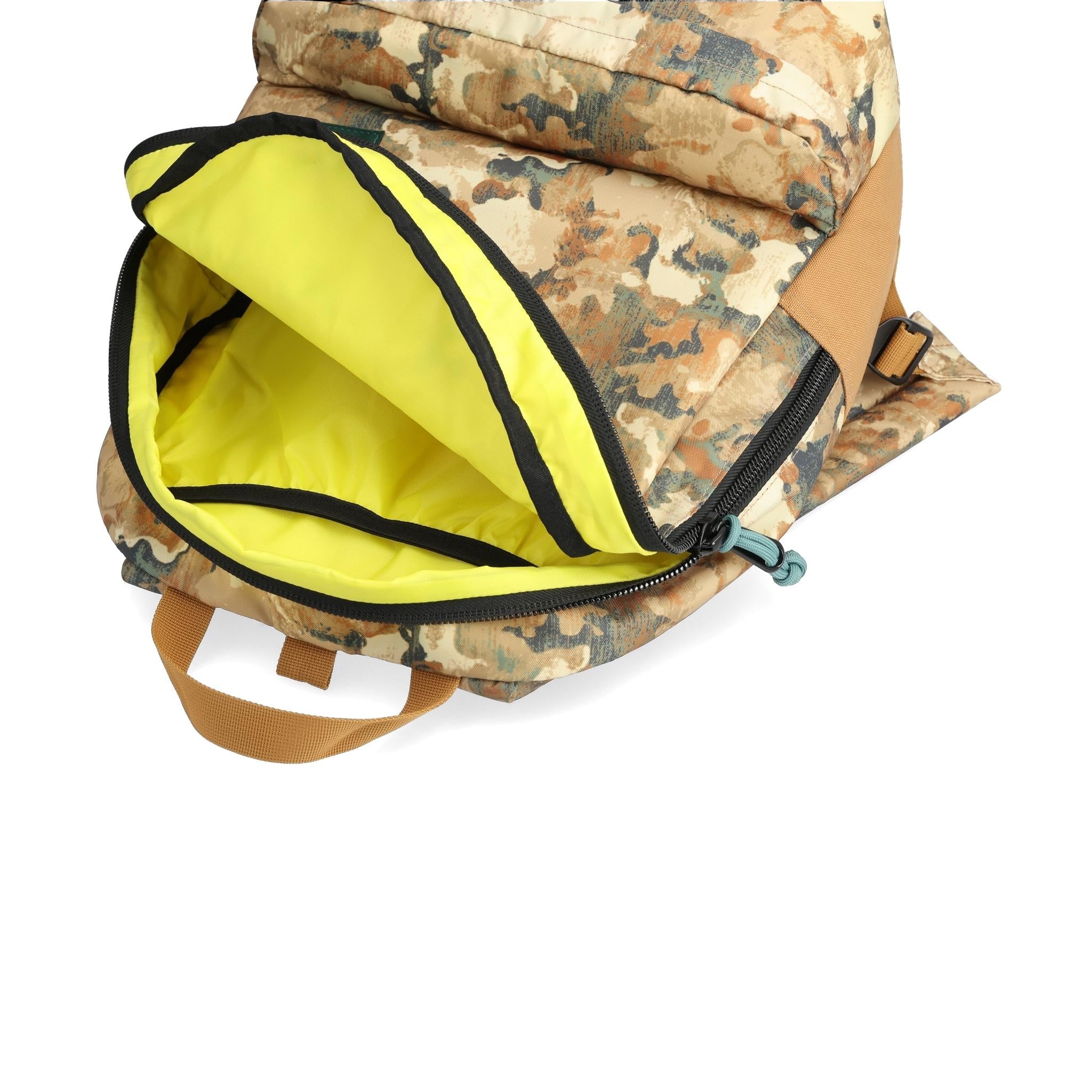 Detailaufnahme des Topo Designs Dash Pack in "Blur Camo Print".