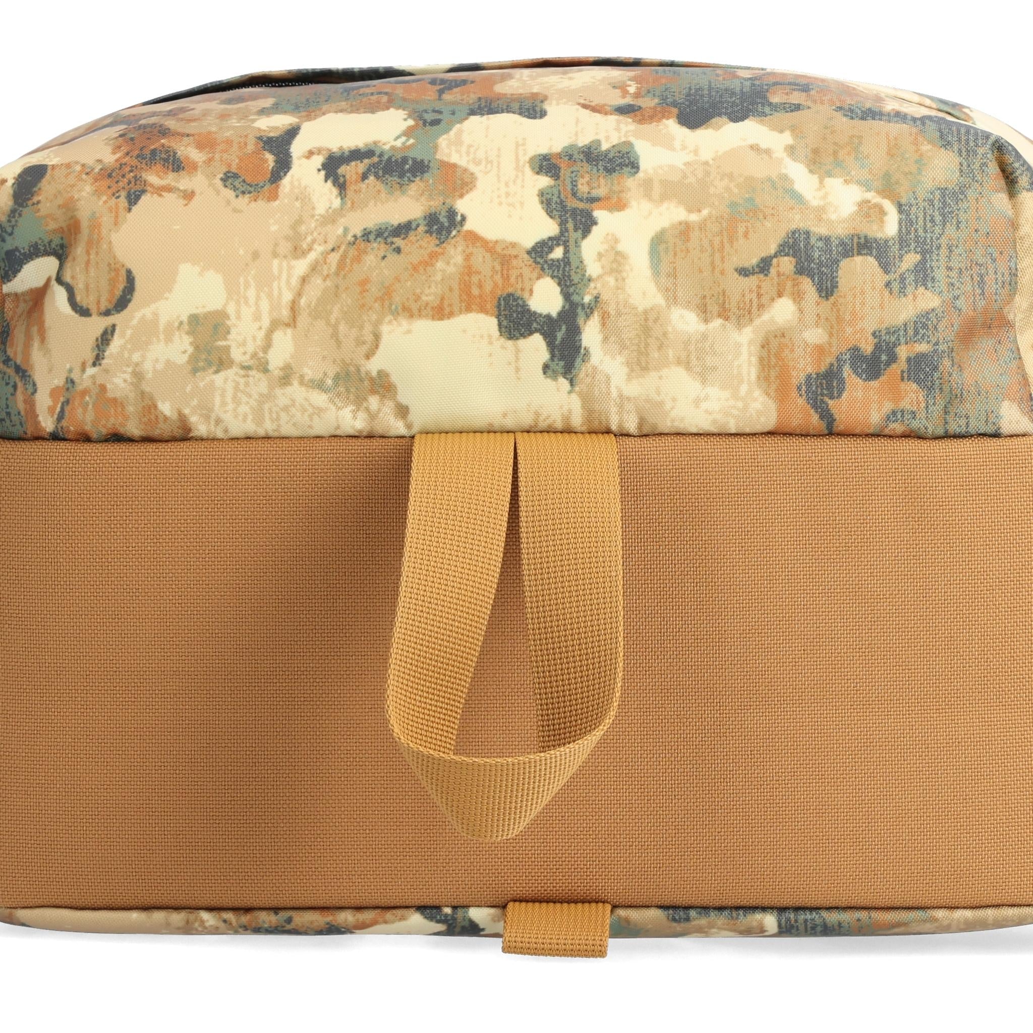 Detailaufnahme des Topo Designs Dash Pack in "Blur Camo Print".