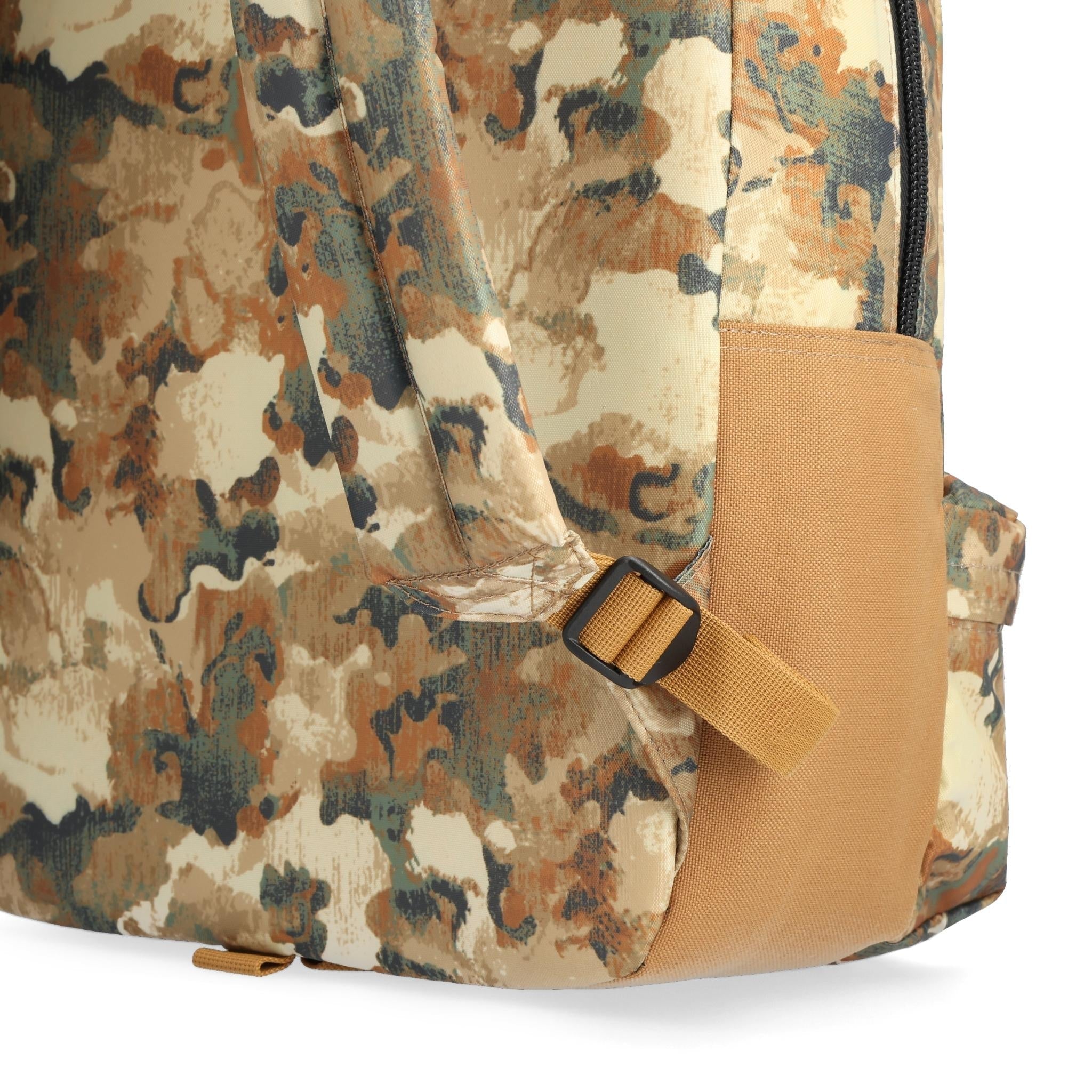 Detailaufnahme des Topo Designs Dash Pack in "Blur Camo Print".