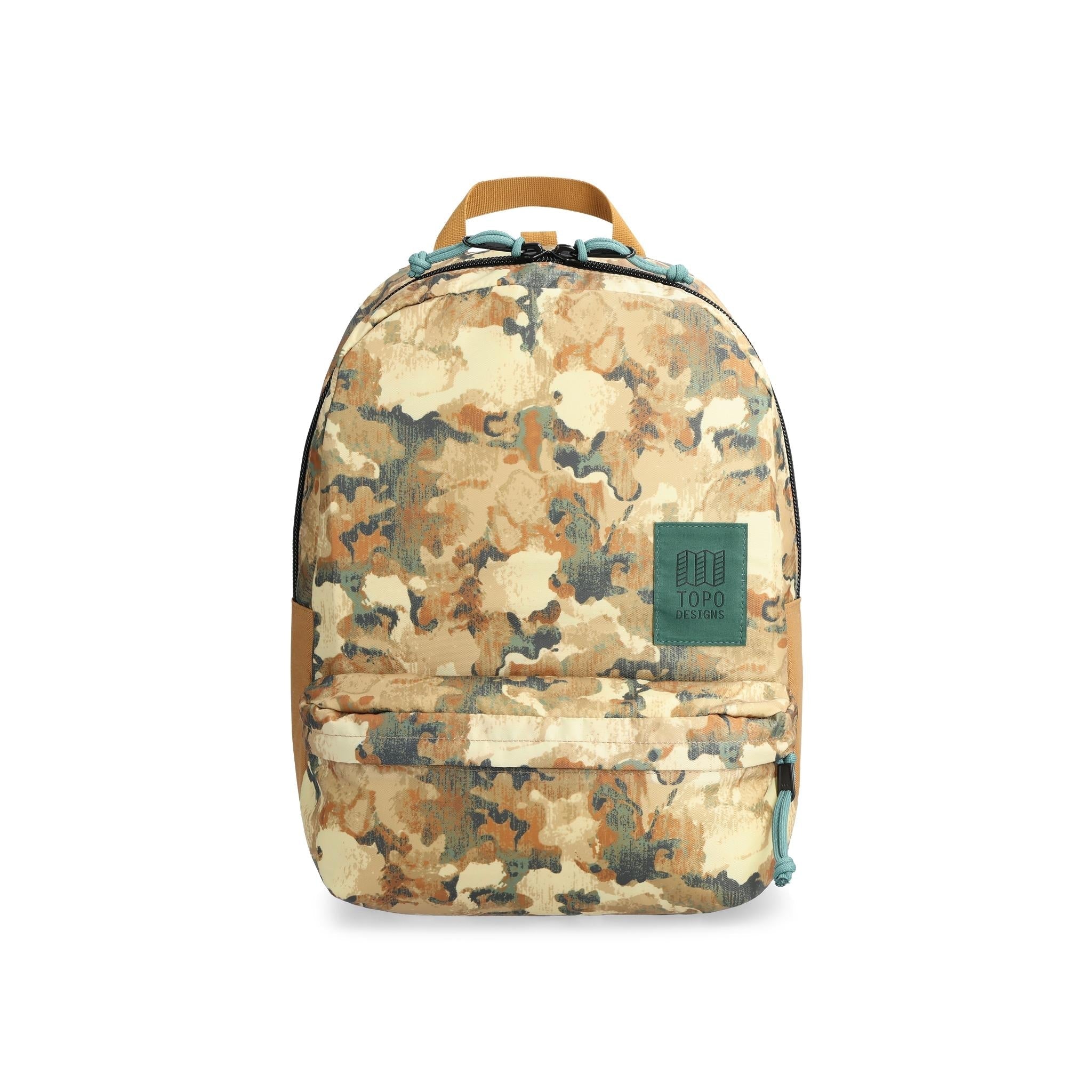 Vorderansicht des Topo Designs Dash Pack in "Blur Camo Print"