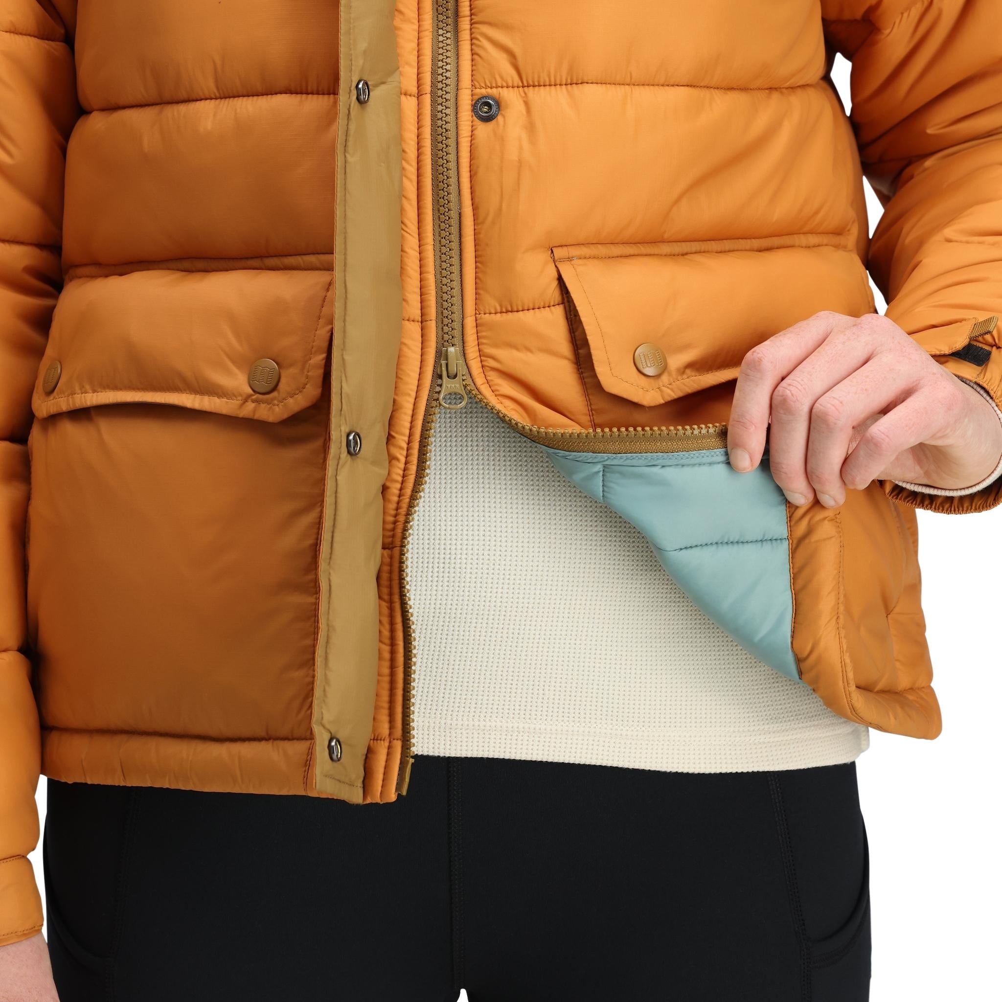 Detailaufnahme von Topo Designs Retro Ridge Puffer Jacket - Damen  in "Dark Khaki / Spice"