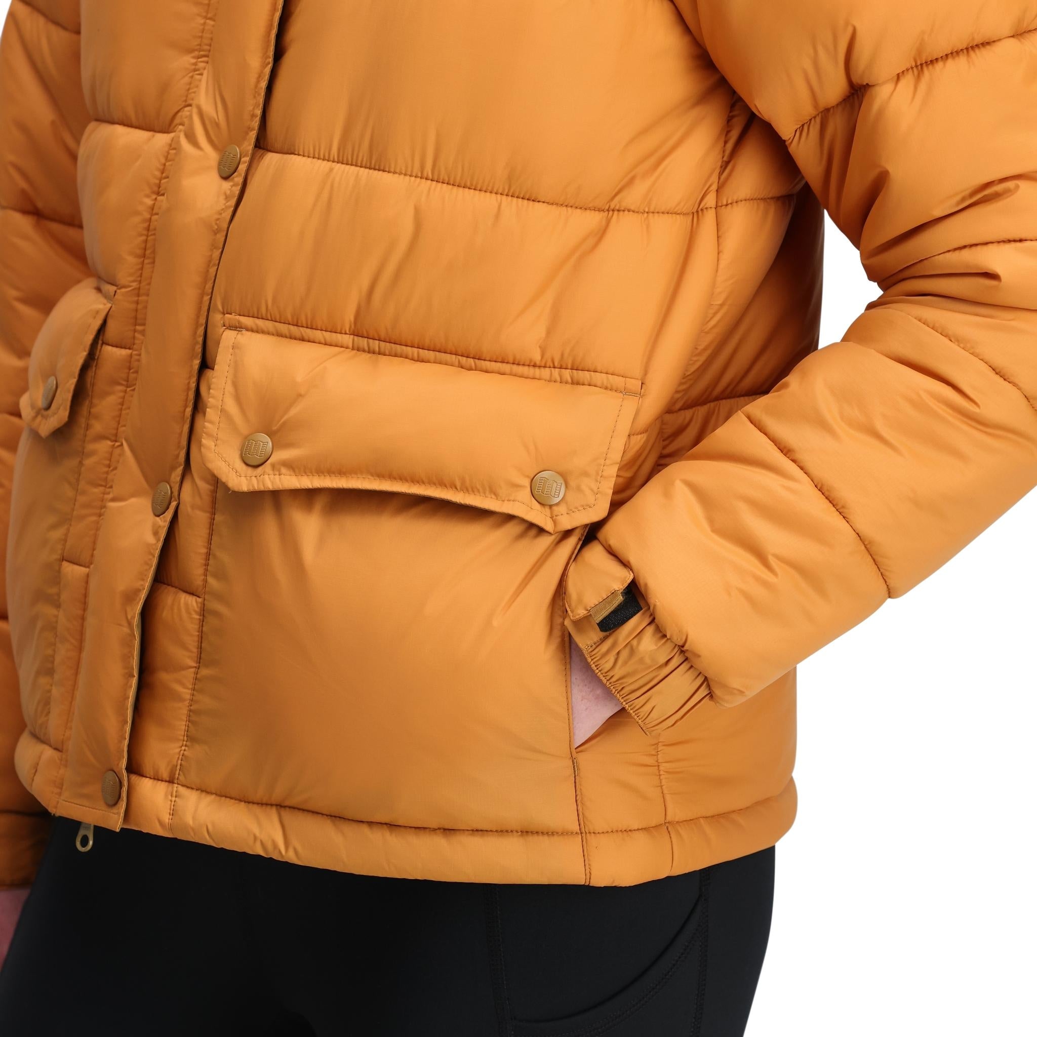 Detailaufnahme von Topo Designs Retro Ridge Puffer Jacket - Damen  in "Dark Khaki / Spice"