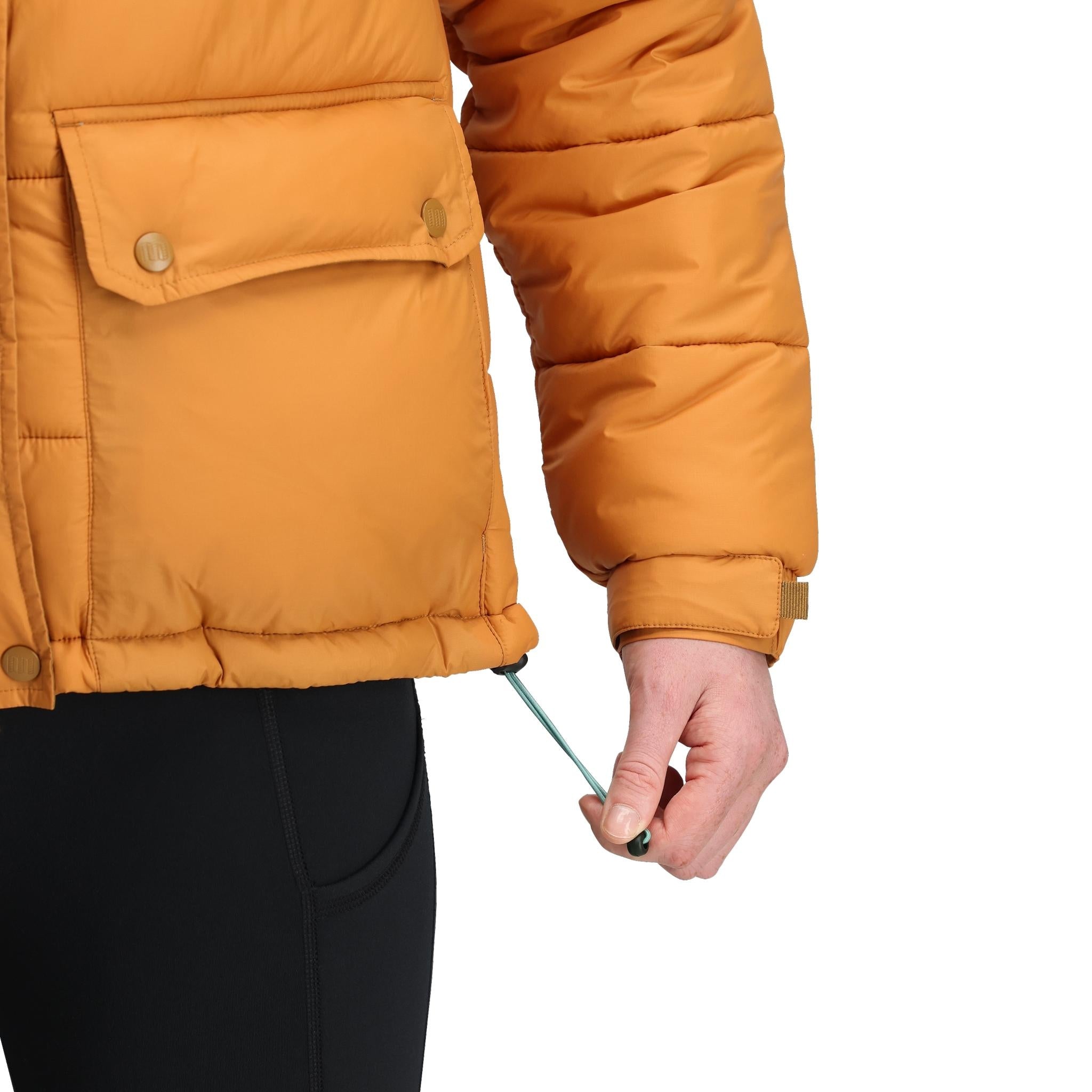 Detailaufnahme von Topo Designs Retro Ridge Puffer Jacket - Damen  in "Dark Khaki / Spice"