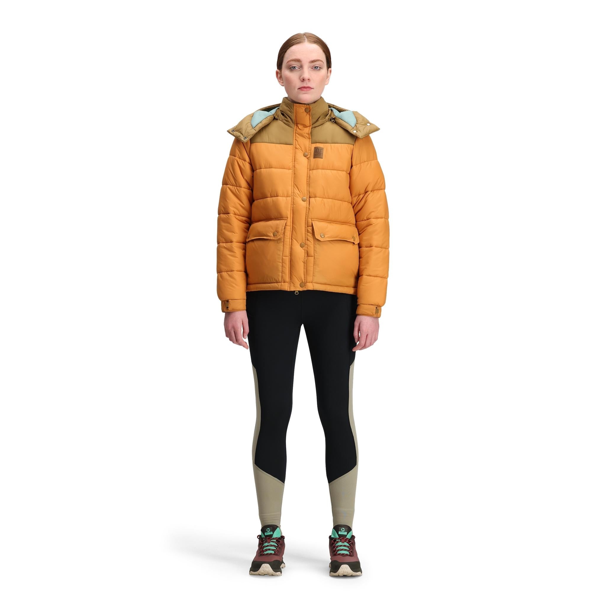 Allgemeine Frontmodellaufnahme der Topo Designs Retro Ridge Puffer Jacket - Damen  in "Dark Khaki / Spice"