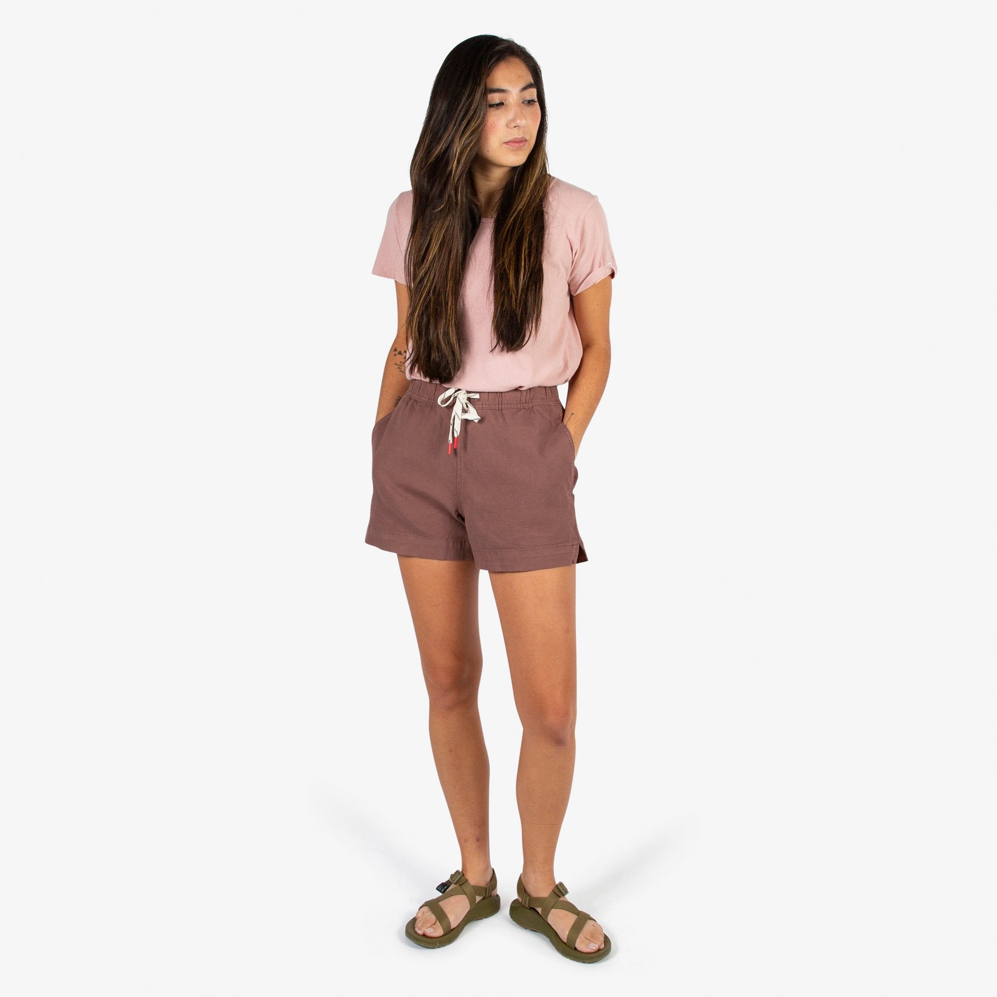 Gesamtaufnahme der Topo Designs Damen Dirt Shorts in Peppercorn purpurbraun am Model.