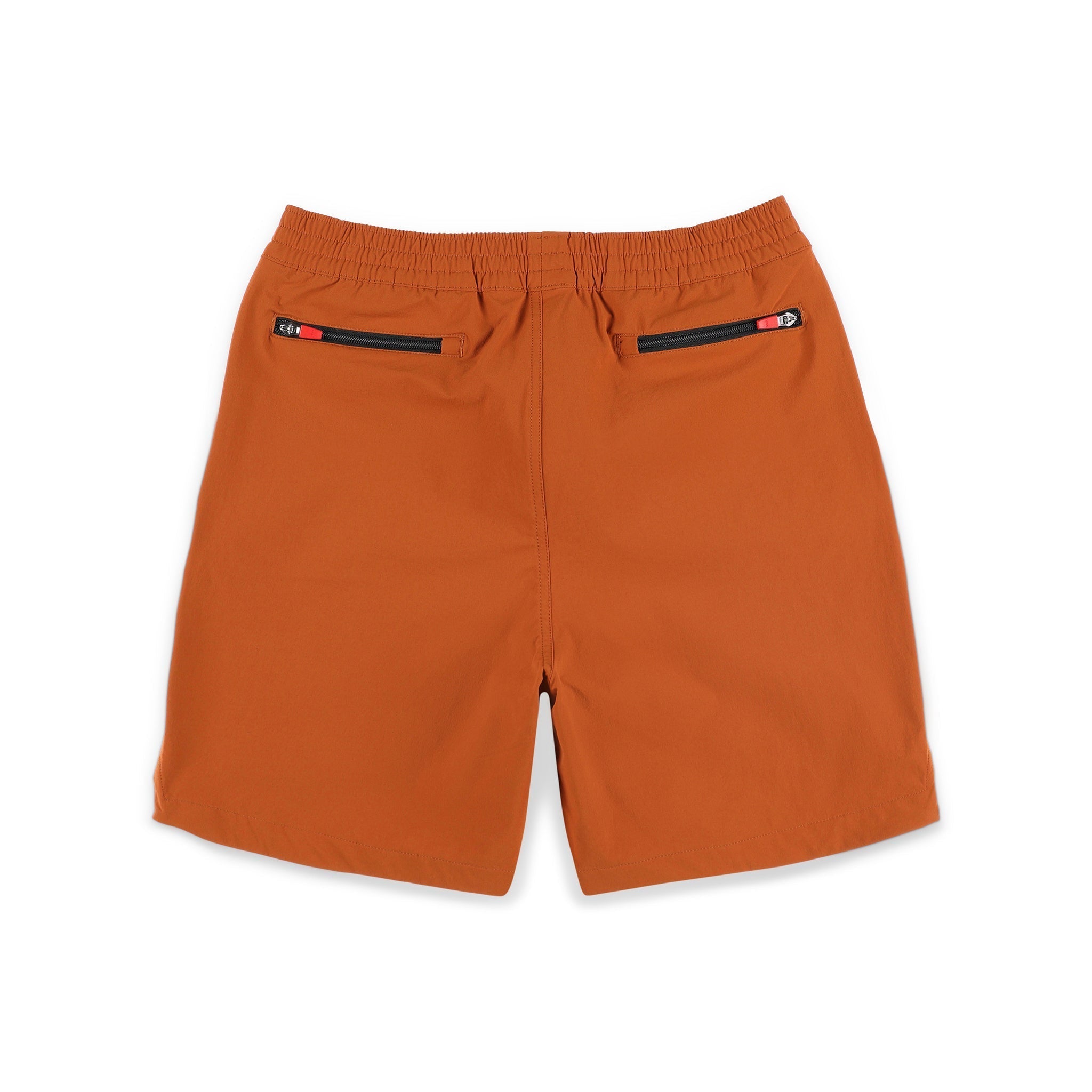 Reißverschlusstaschen auf der Rückseite der Topo Designs Herren Global Lightweight Quick Dry Travel Shorts in "Brick" Orange.