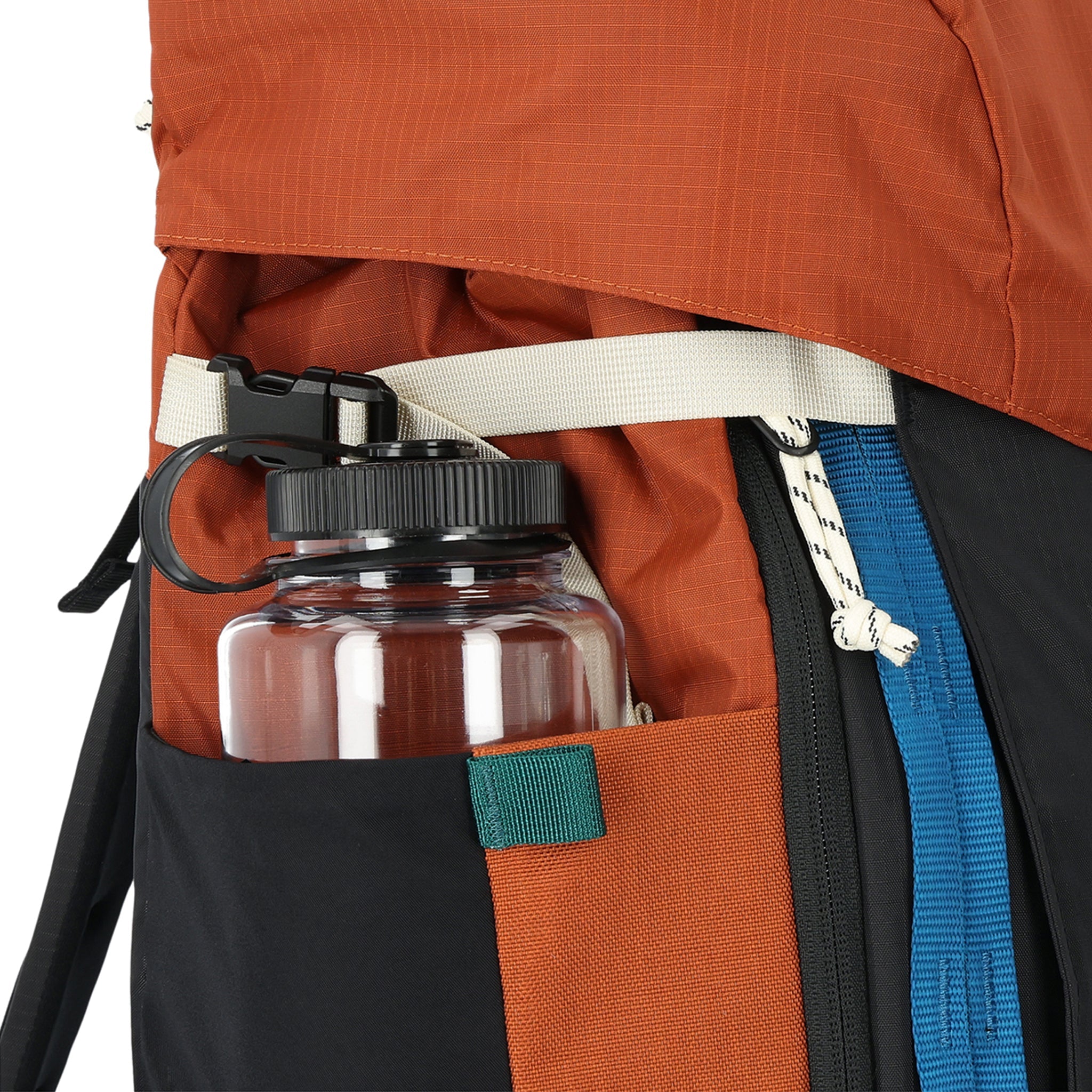 Allgemeine Aufnahme von Nalgene Wasserflasche in erweiterbaren Seitentaschen von Topo Designs Mountain Pack 28L Wanderrucksack mit externen Laptop-Hülle Zugang in leichten recycelten Ton orange schwarz Nylon.