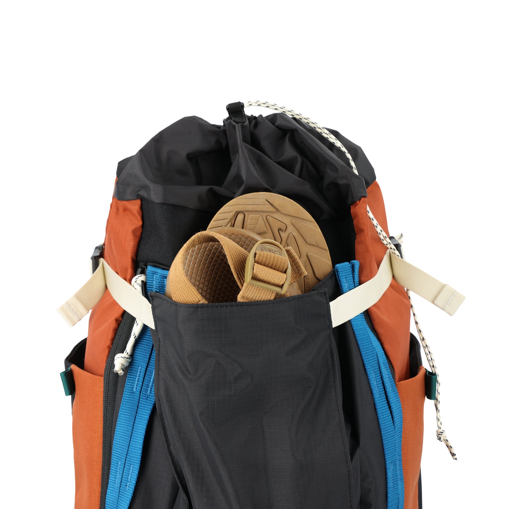 Allgemeine Aufnahme von Sandalen in der vorderen Innentasche des Topo Designs Mountain Pack 28L Wanderrucksacks mit externem Laptopfach aus leichtem, recyceltem, orangefarbenem und schwarzem Nylon.