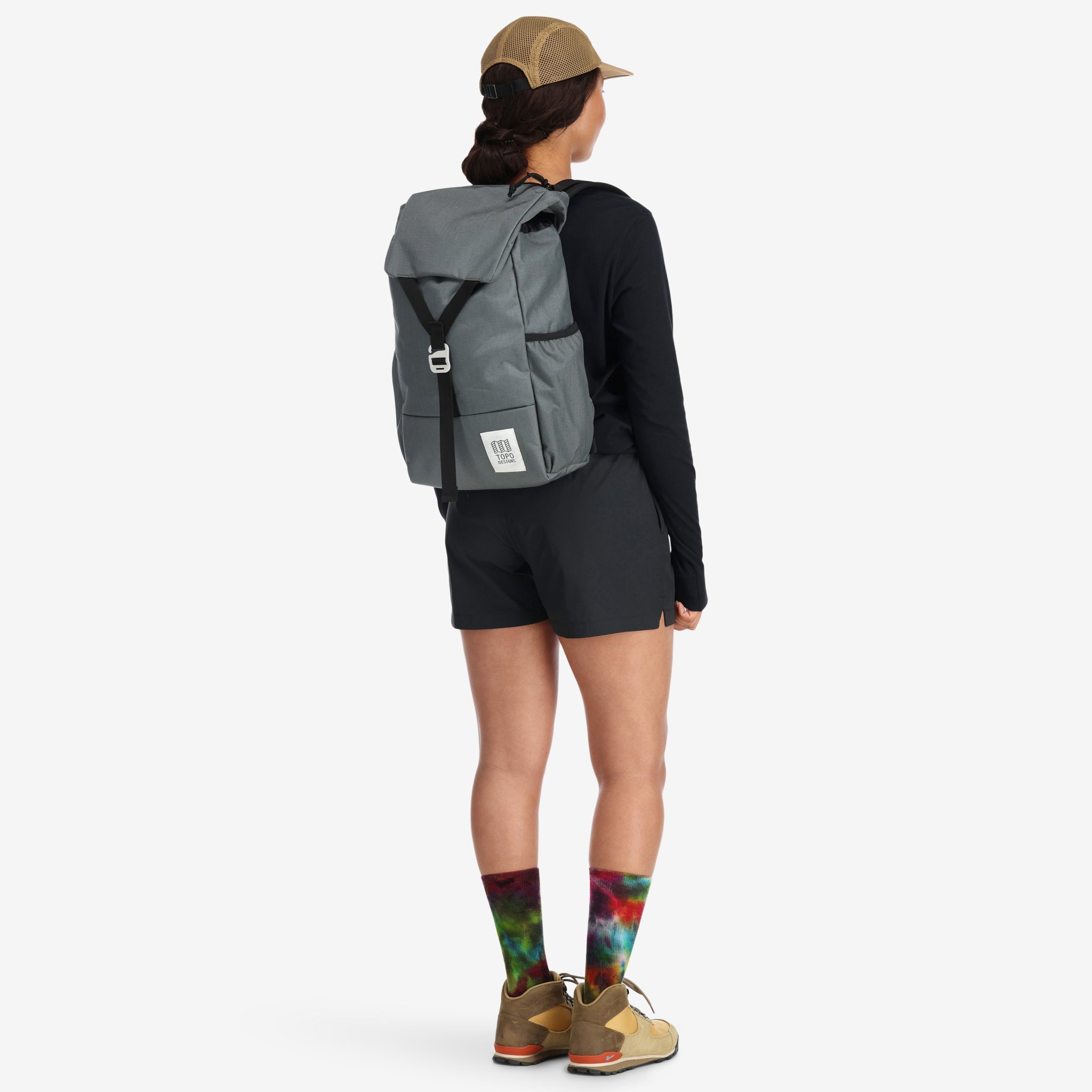 Allgemeine Aufnahme des Topo Designs Y-Pack Wanderrucksacks in anthrazit am Modell.