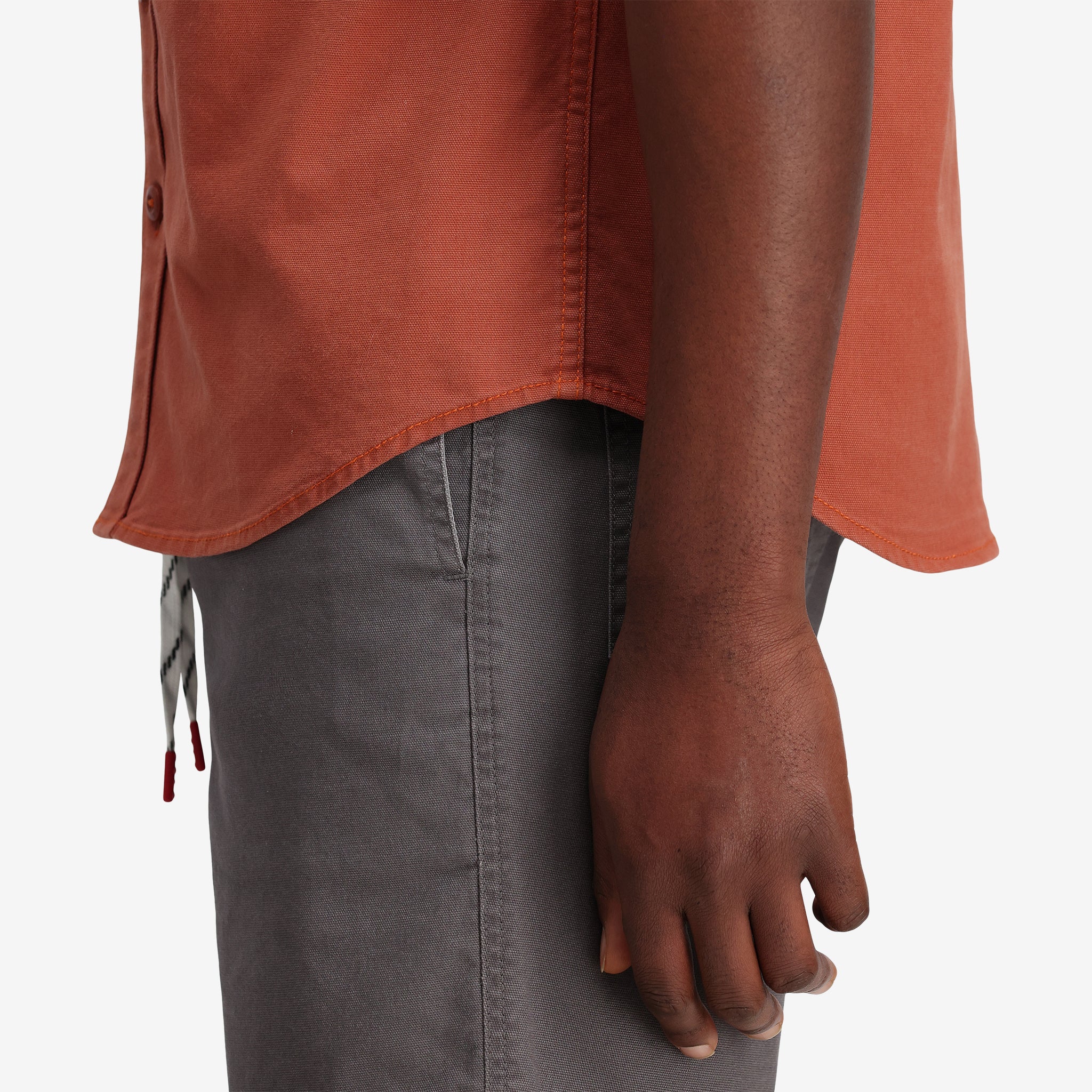 Gesamtaufnahme des Topo Designs Herren Short Sleeve Dirt Shirt in "Brick" orange in Nahaufnahme.