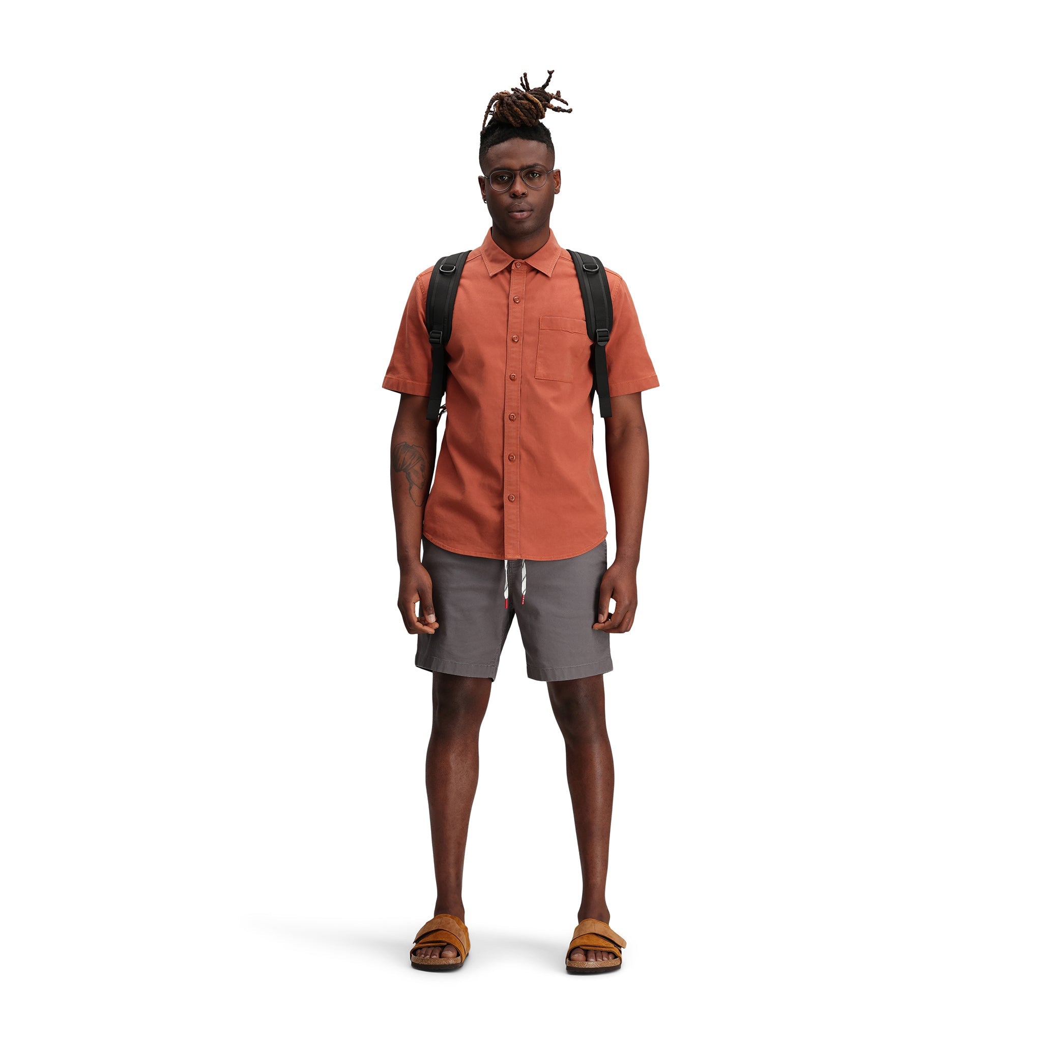 Gesamtaufnahme des Topo Designs Herren Short Sleeve Dirt Shirt in "Brick" orange am Modell.