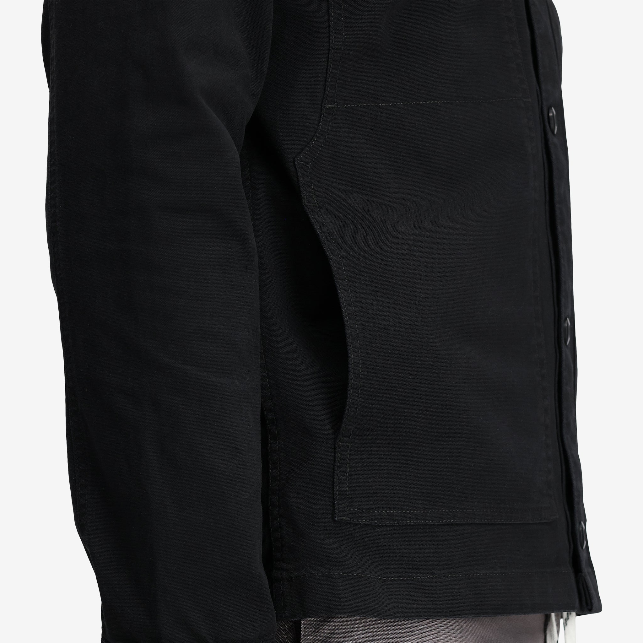 Detailaufnahme von Topo Designs Herren Dirt Shirt Jacket 100% Bio-Baumwolle in "Black".