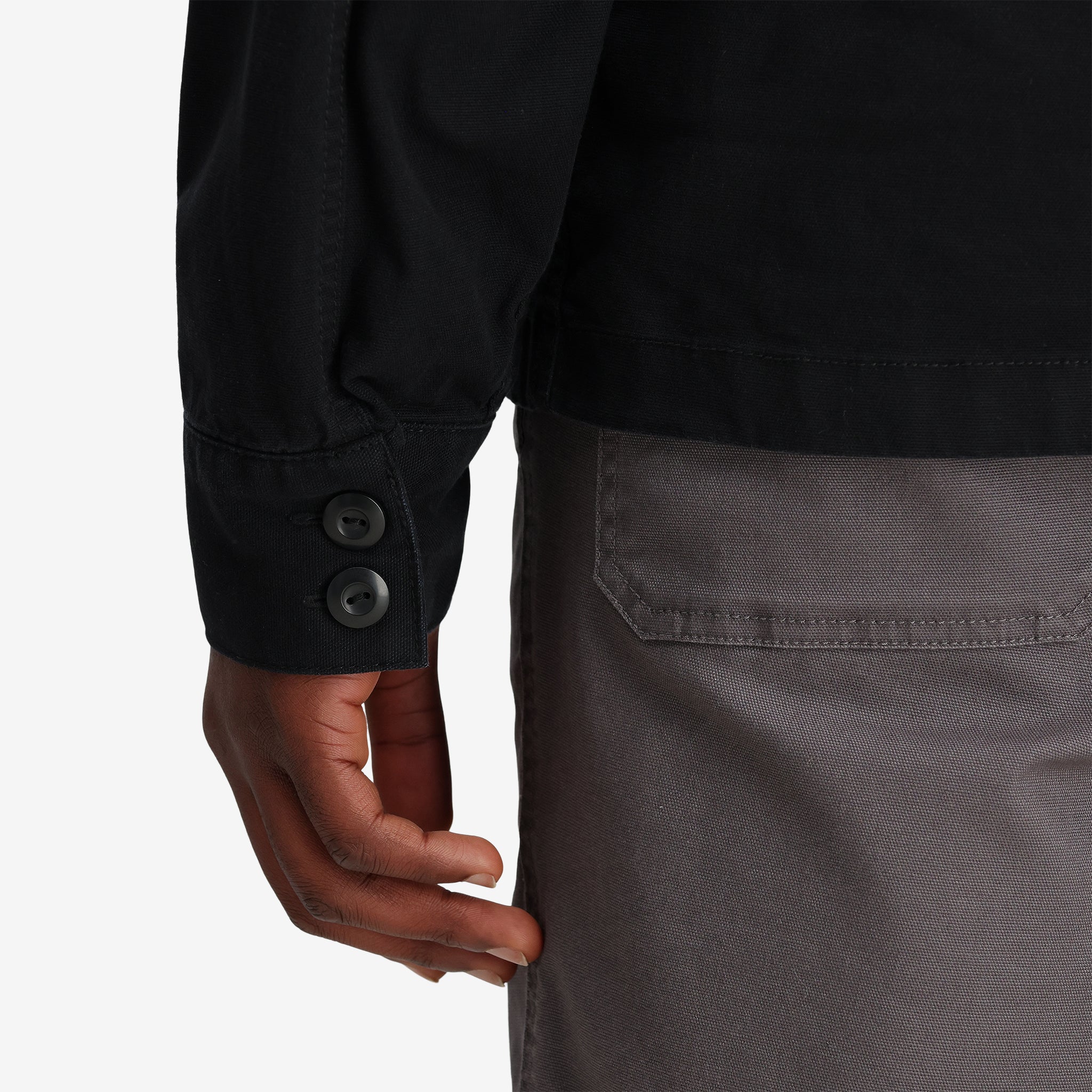 Detailaufnahme von Topo Designs Herren Dirt Shirt Jacket 100% Bio-Baumwolle in "Black".