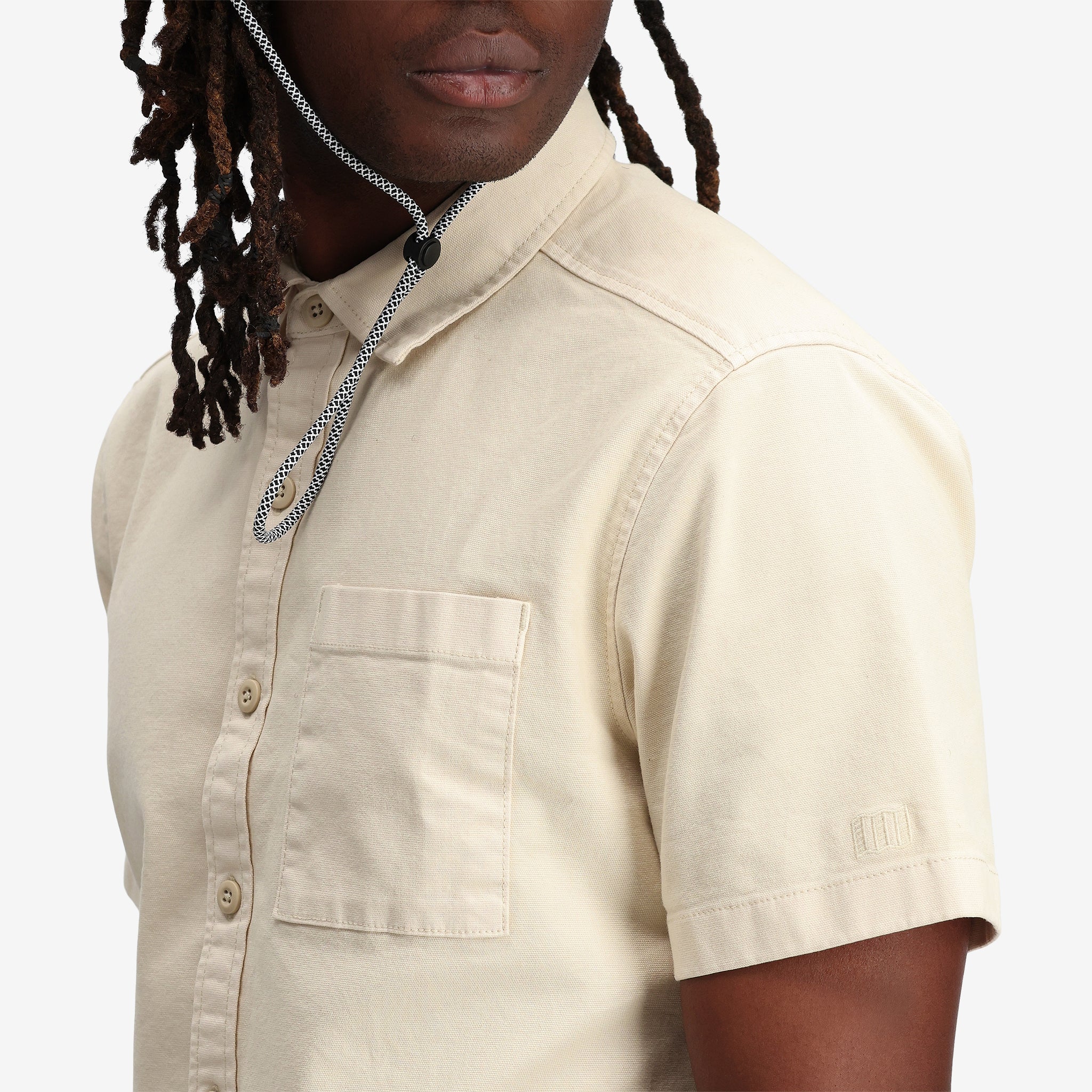 Topo Designs Herren Short Sleeve Dirt Shirt in "Sand" weiß natur Nahaufnahme.