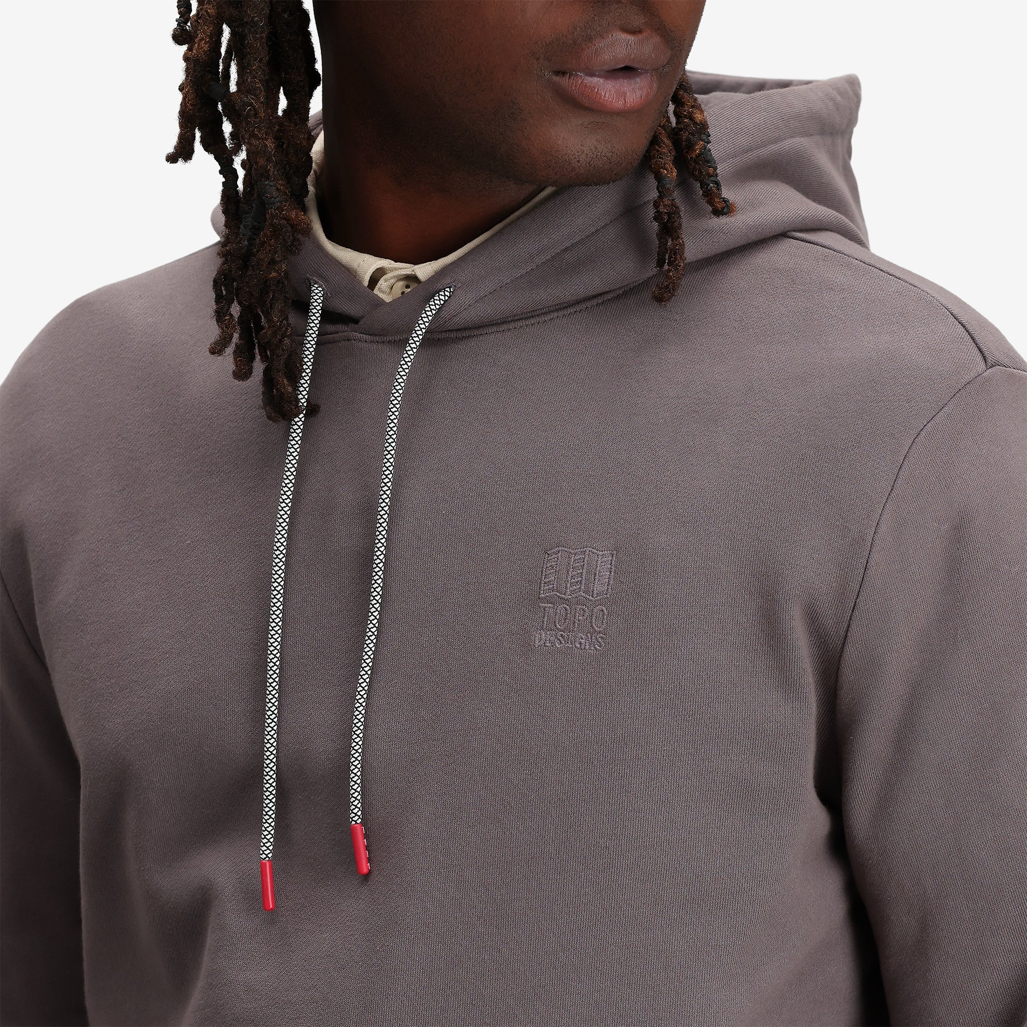 Allgemeine Detailaufnahme des Topo Designs Herren Dirt Hoodie 100% Bio-Baumwolle French Terry Sweatshirt in "charcoal" grau.