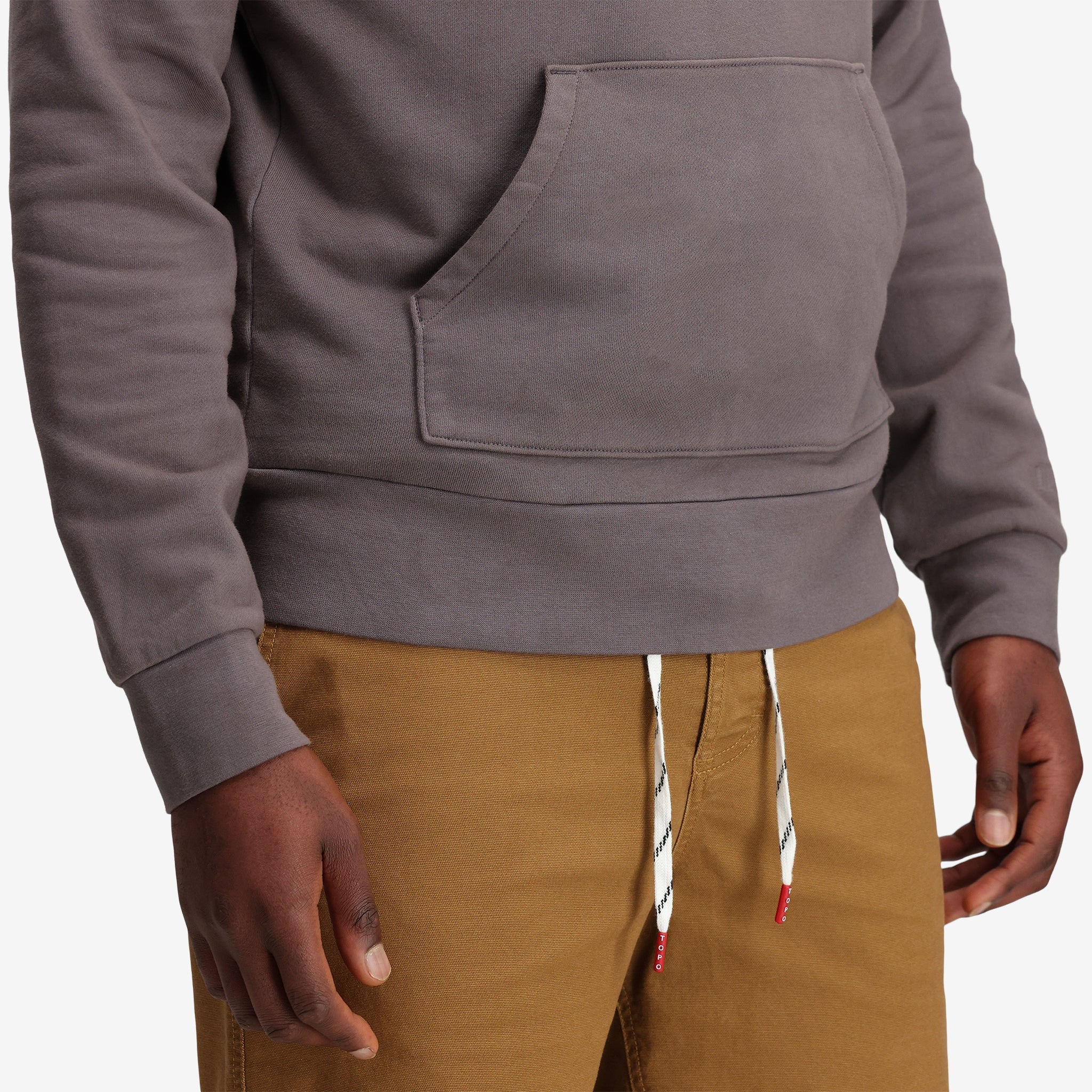 Allgemeine Detailaufnahme des Topo Designs Herren Dirt Hoodie 100% Bio-Baumwolle French Terry Sweatshirt in "charcoal" grau.