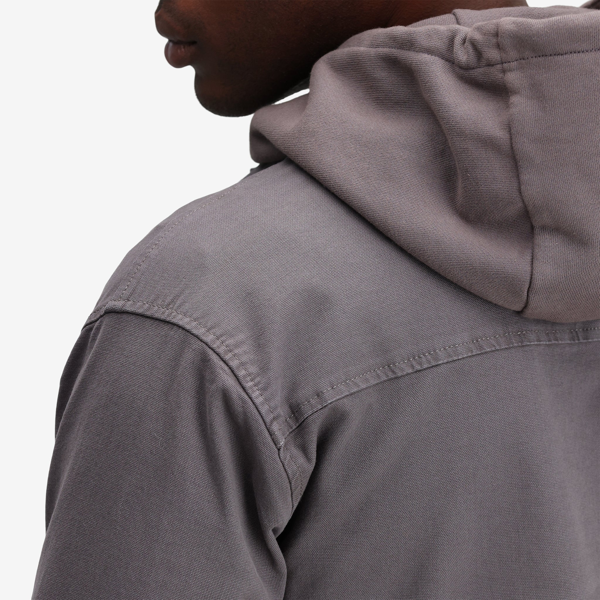 Detailaufnahme des Topo Designs Herren Dirt Shirt Langarm-Knopfleiste aus Bio-Baumwolle in "charcoal".