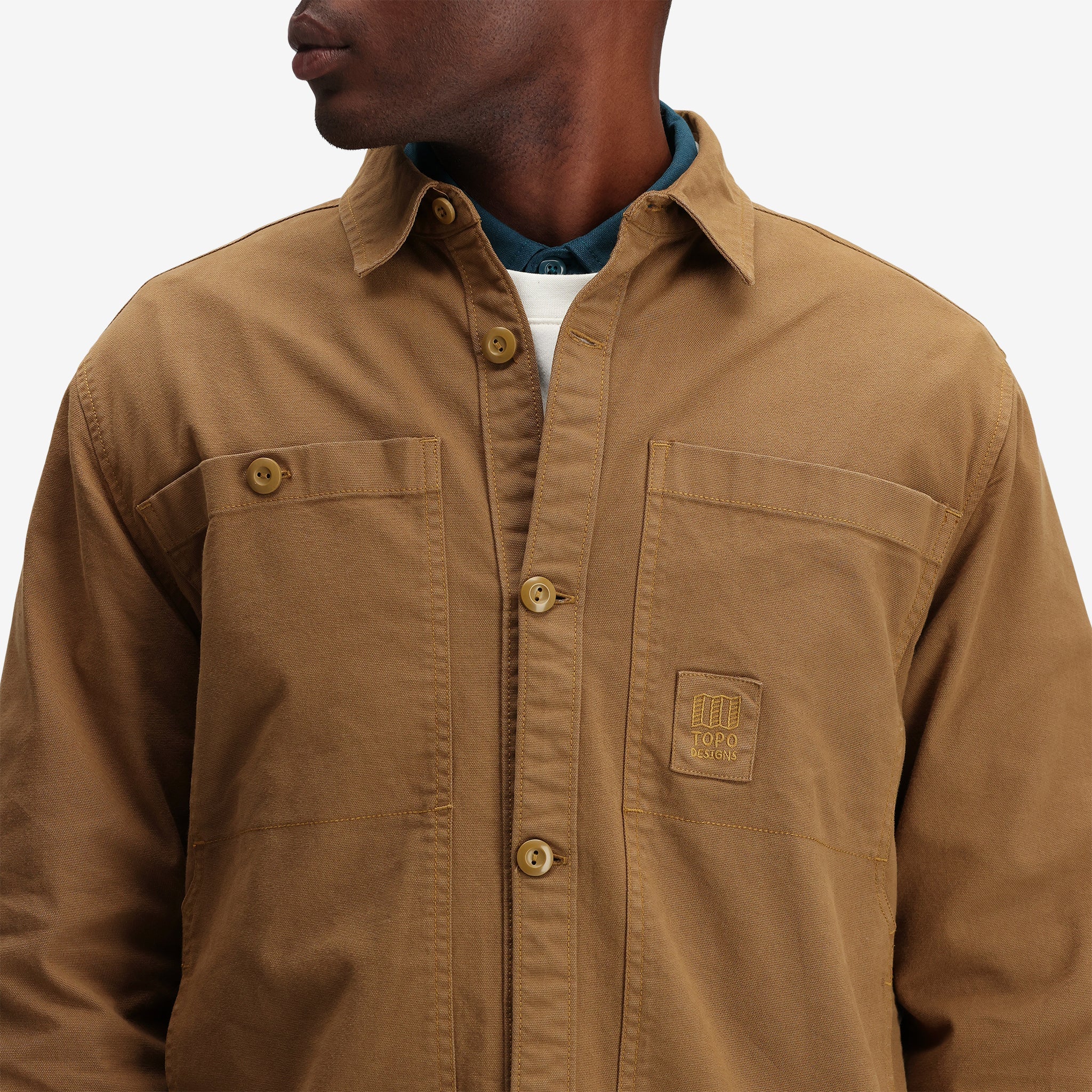 Allgemeine Detailaufnahme von Topo Designs Herren Dirt Shirt Jacket 100% Bio-Baumwolle in "Dark Khaki".