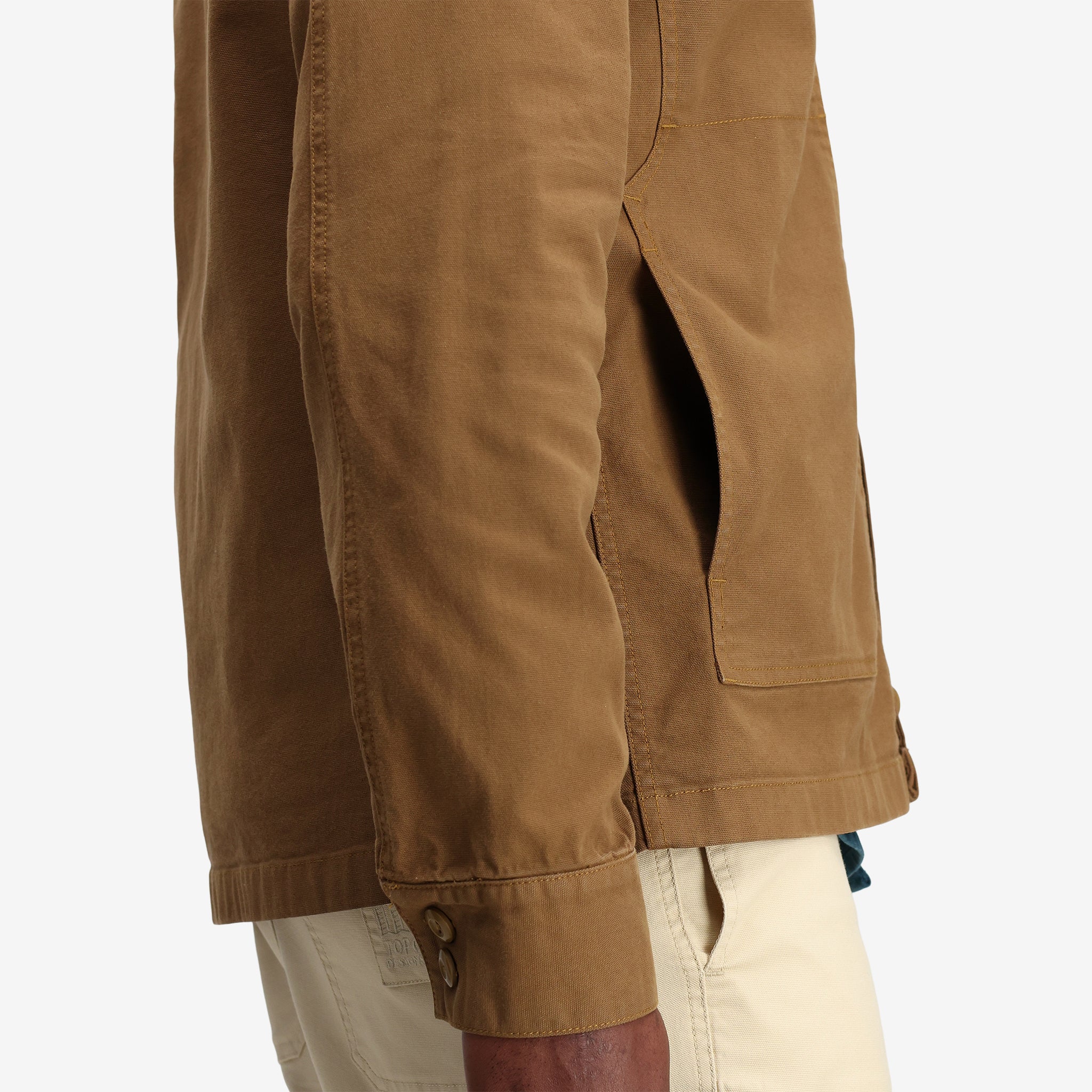 Allgemeine Detailaufnahme von Topo Designs Herren Dirt Shirt Jacket 100% Bio-Baumwolle in "Dark Khaki".