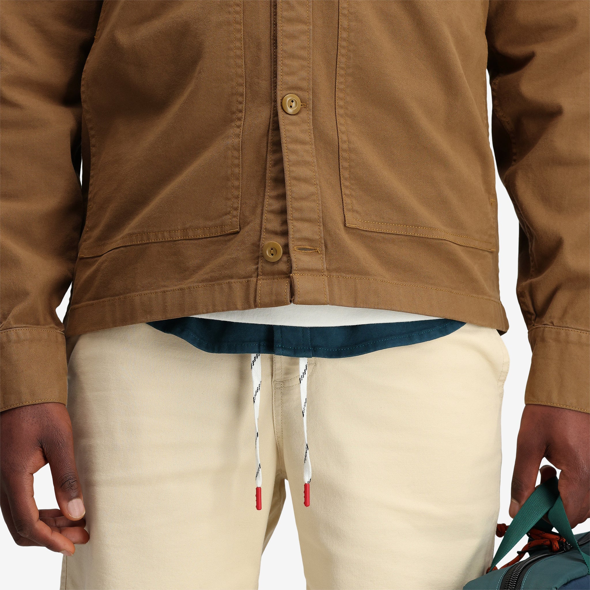 Allgemeine Detailaufnahme von Topo Designs Herren Dirt Shirt Jacket 100% Bio-Baumwolle in "Dark Khaki".