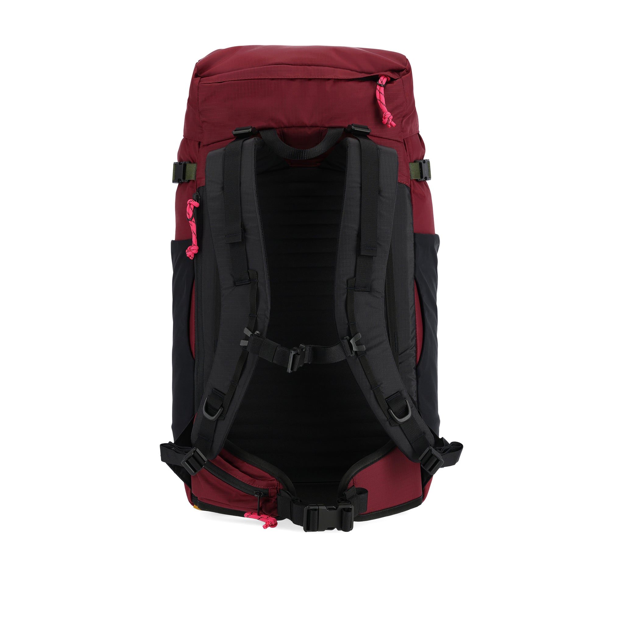 Rückansicht des Topo Designs Mountain Pack 28L Wanderrucksacks mit externem Laptopfach aus leichtem, recyceltem "Burgundy / Dark Khaki"-Nylon.