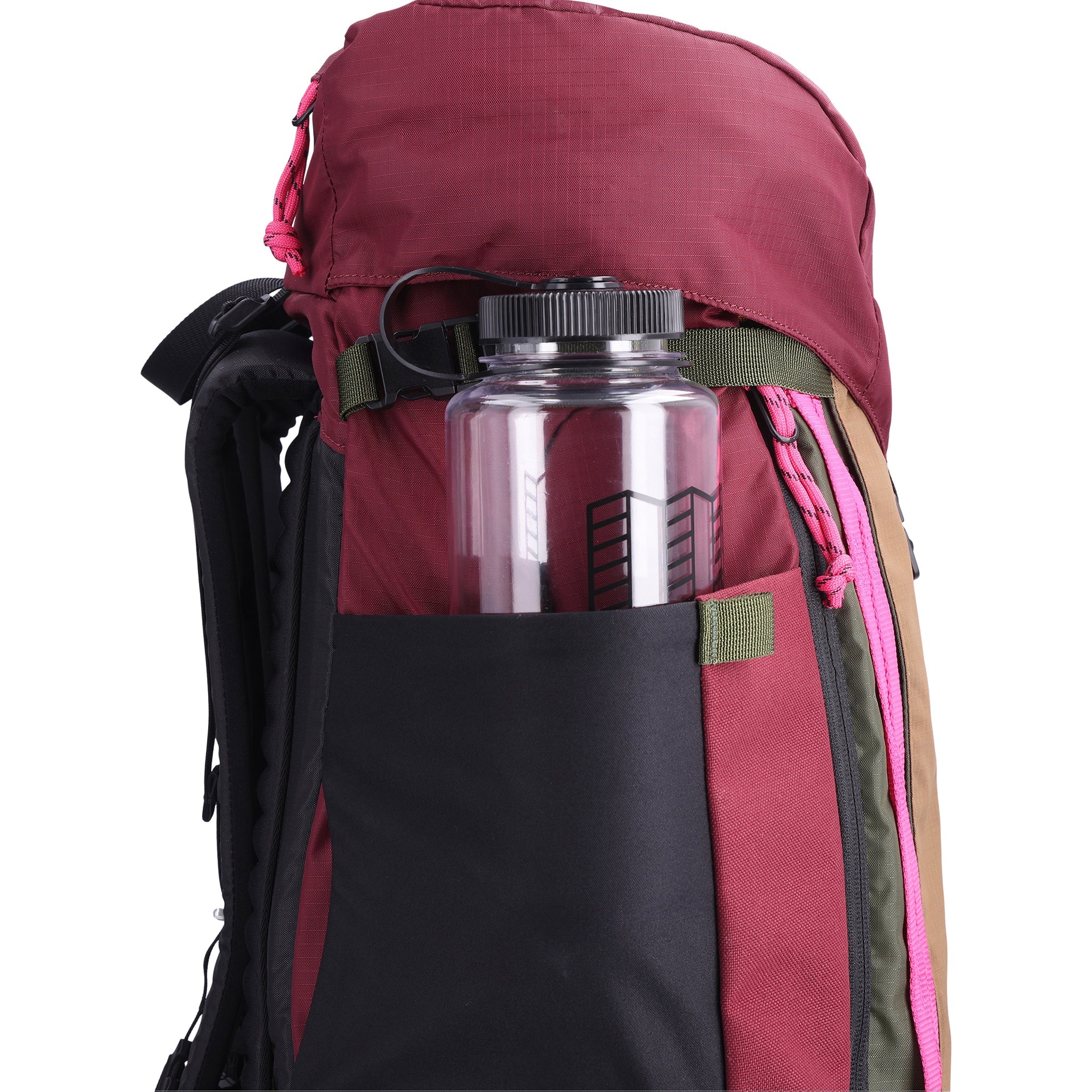 Seitenansicht des Topo Designs Mountain Pack 28L Wanderrucksacks mit externem Laptopfach aus leichtem, recyceltem "Burgundy / Dark Khaki"-Nylon.