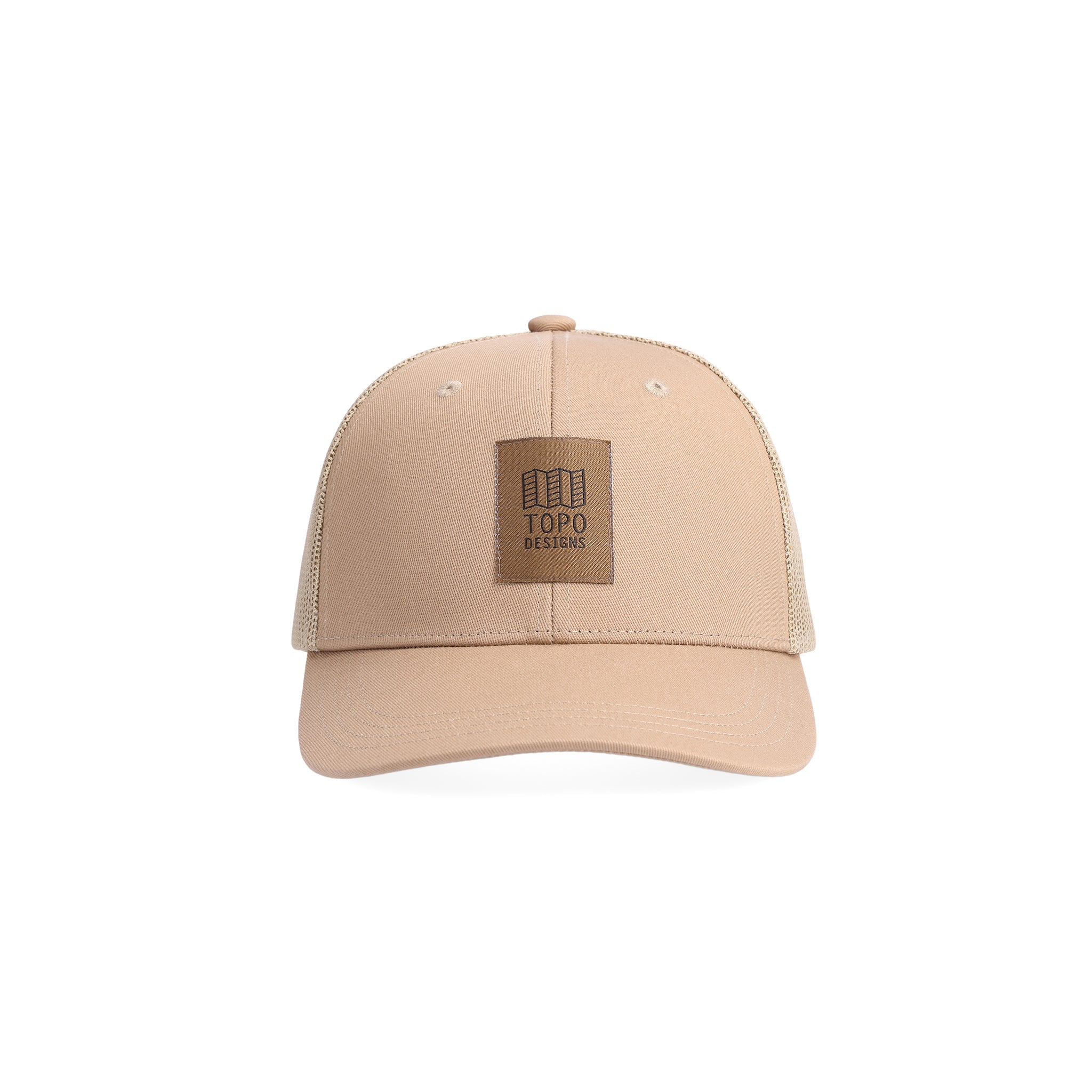 Vorderansicht der Topo Designs Trucker Hat mit Mesh-Rücken und Original-Logoaufnäher in "Tan".