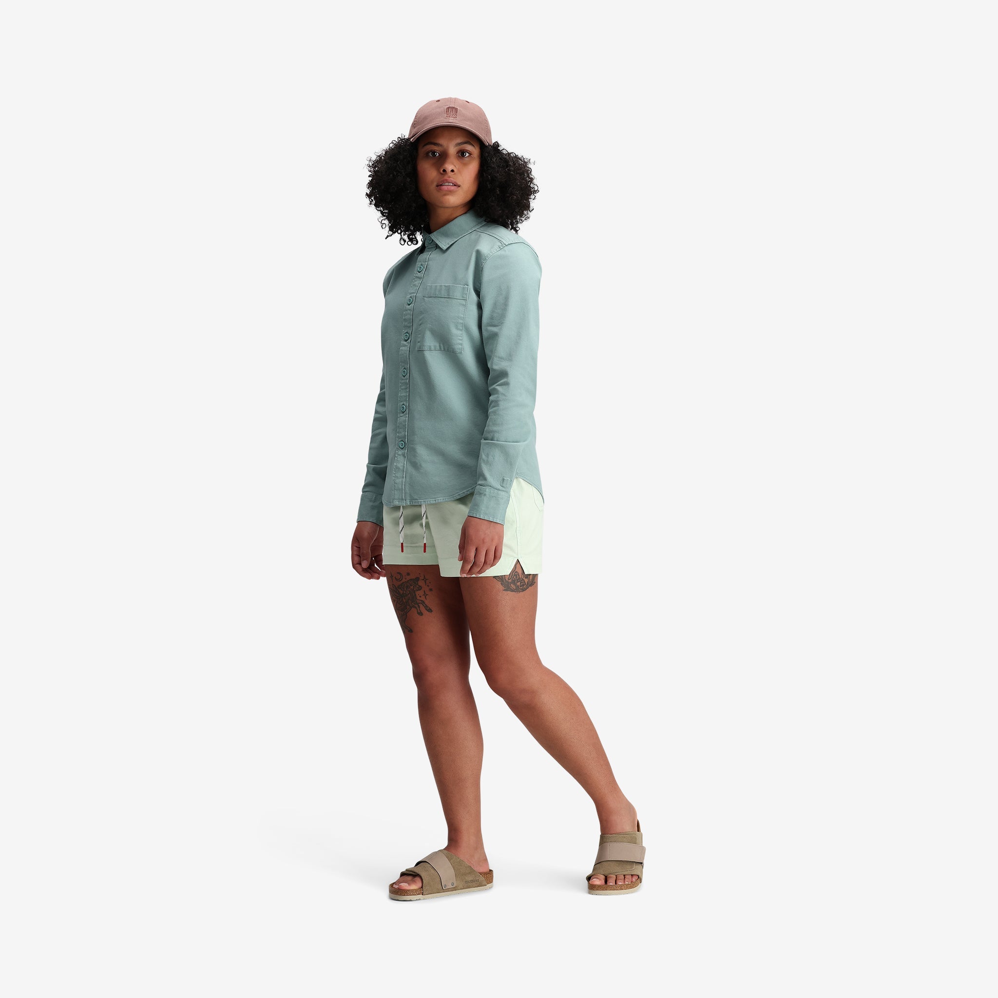 Allgemeine Modellaufnahme der Topo Designs Damen Dirt Shorts in "Light Mint".