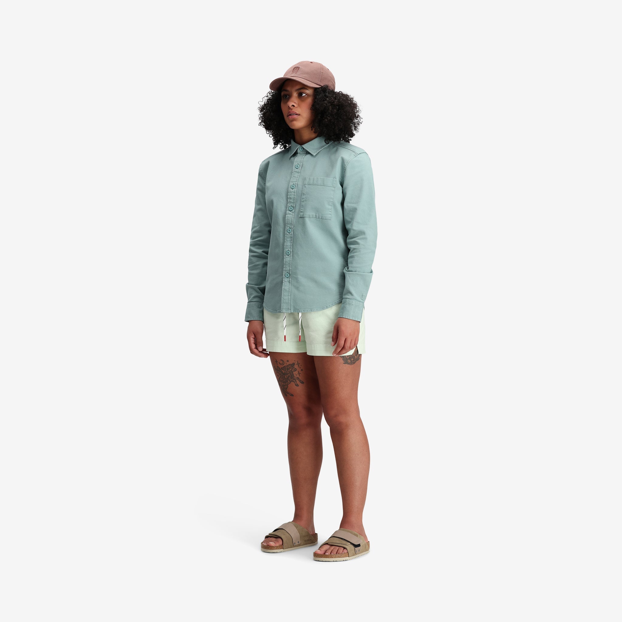 Allgemeine Modellaufnahme der Topo Designs Damen Dirt Shorts in "Light Mint".