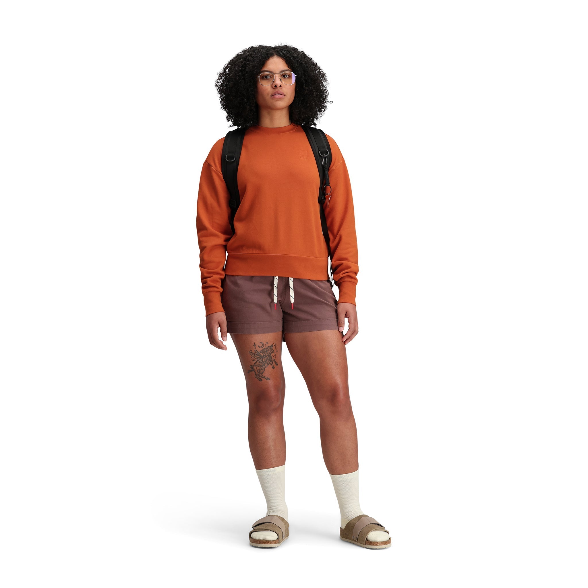 Modellaufnahme der Topo Designs Damen Dirt Shorts in "Peppercorn".