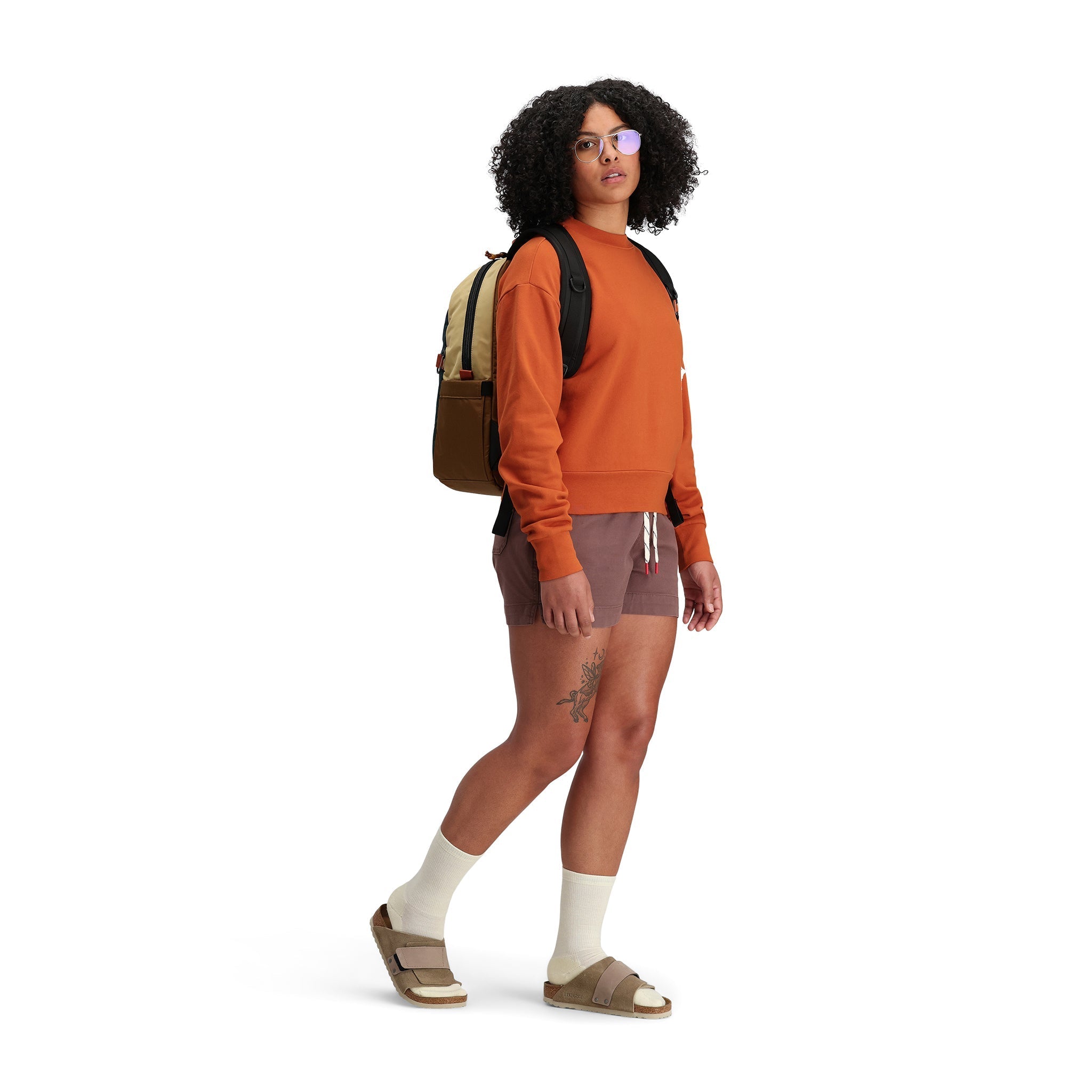 Modellaufnahme der Topo Designs Damen Dirt Shorts in "Peppercorn".