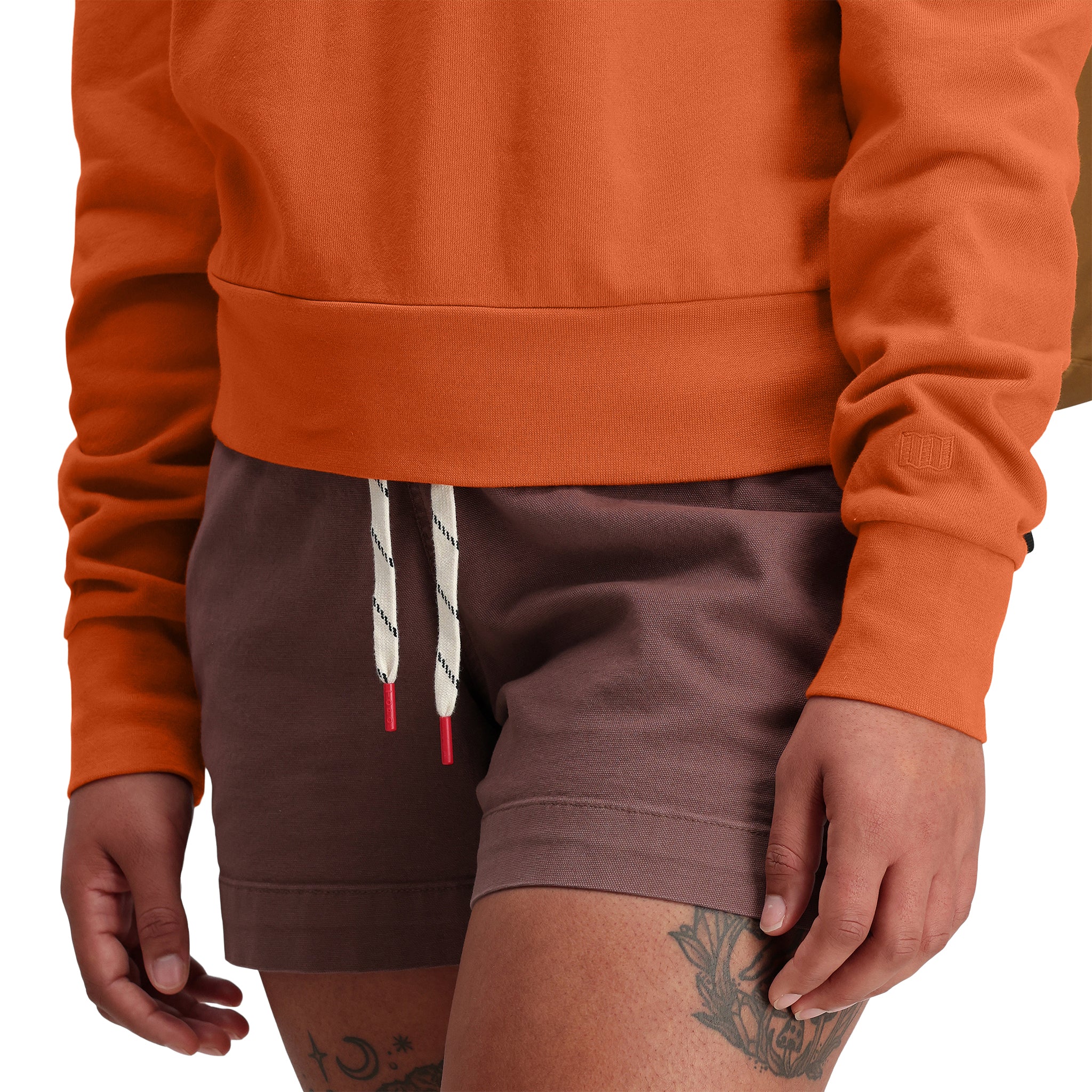 Detailaufnahme der Topo Designs Damen Dirt Shorts in "Peppercorn".