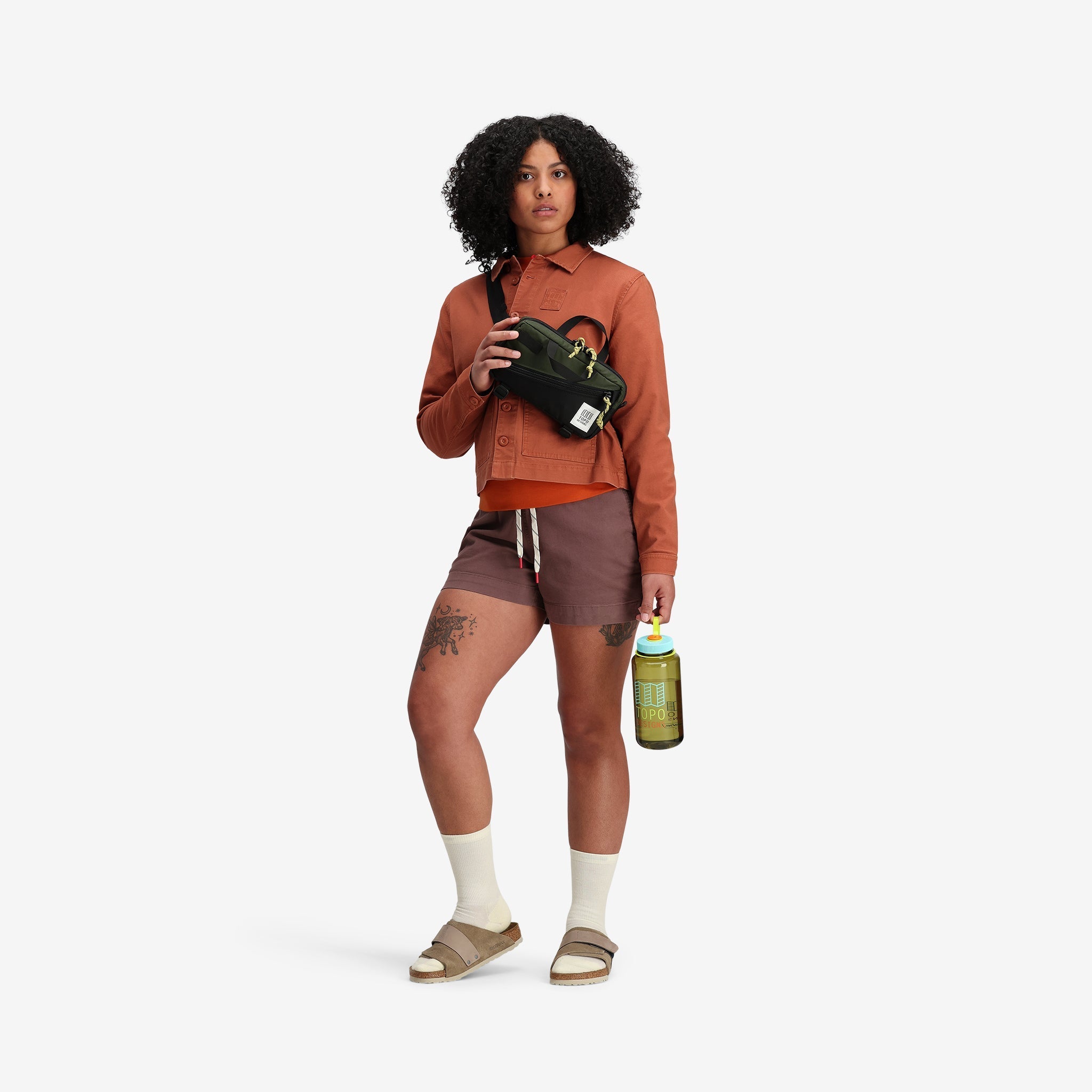 Modellaufnahme der Topo Designs Damen Dirt Shorts in "Peppercorn".