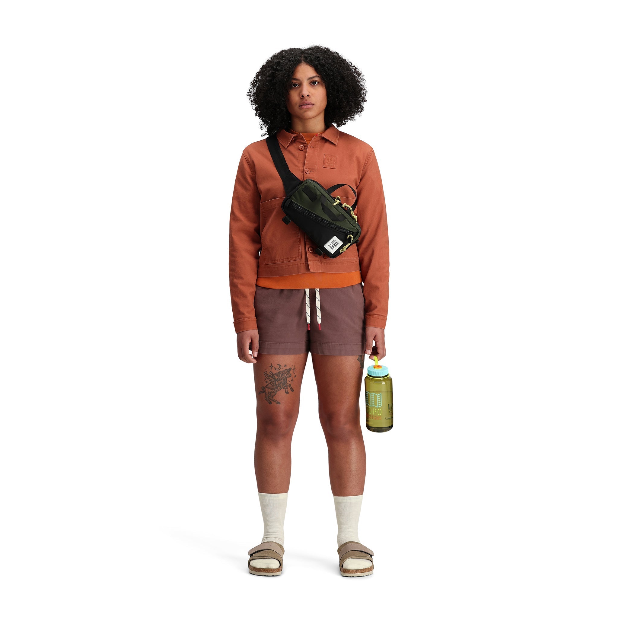 Modellaufnahme der Topo Designs Damen Dirt Shorts in "Peppercorn".