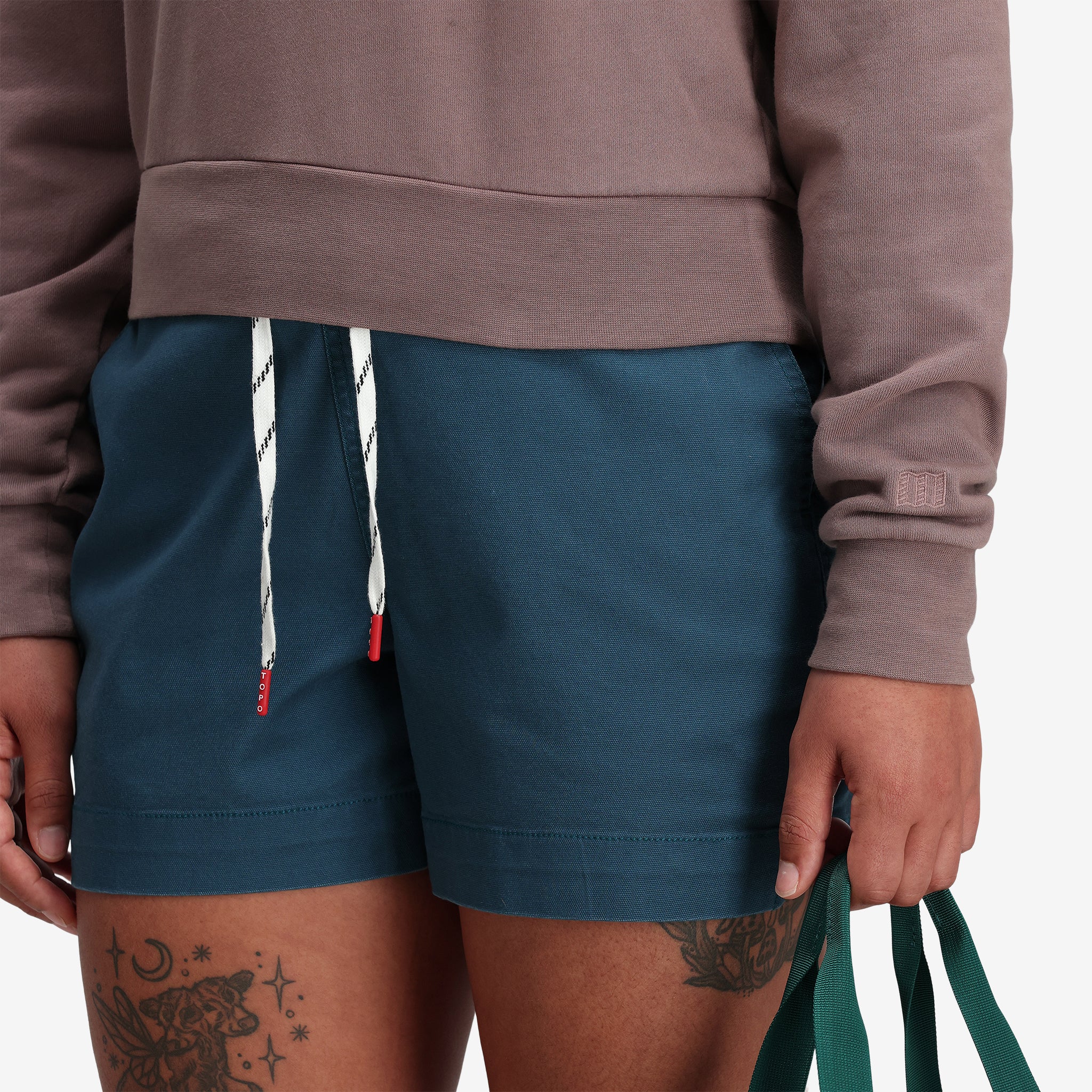 Detailaufnahme der Topo Designs Damen  Dirt Shorts mit Kordelzug aus 100% Bio-Baumwolle "Pond Blue".