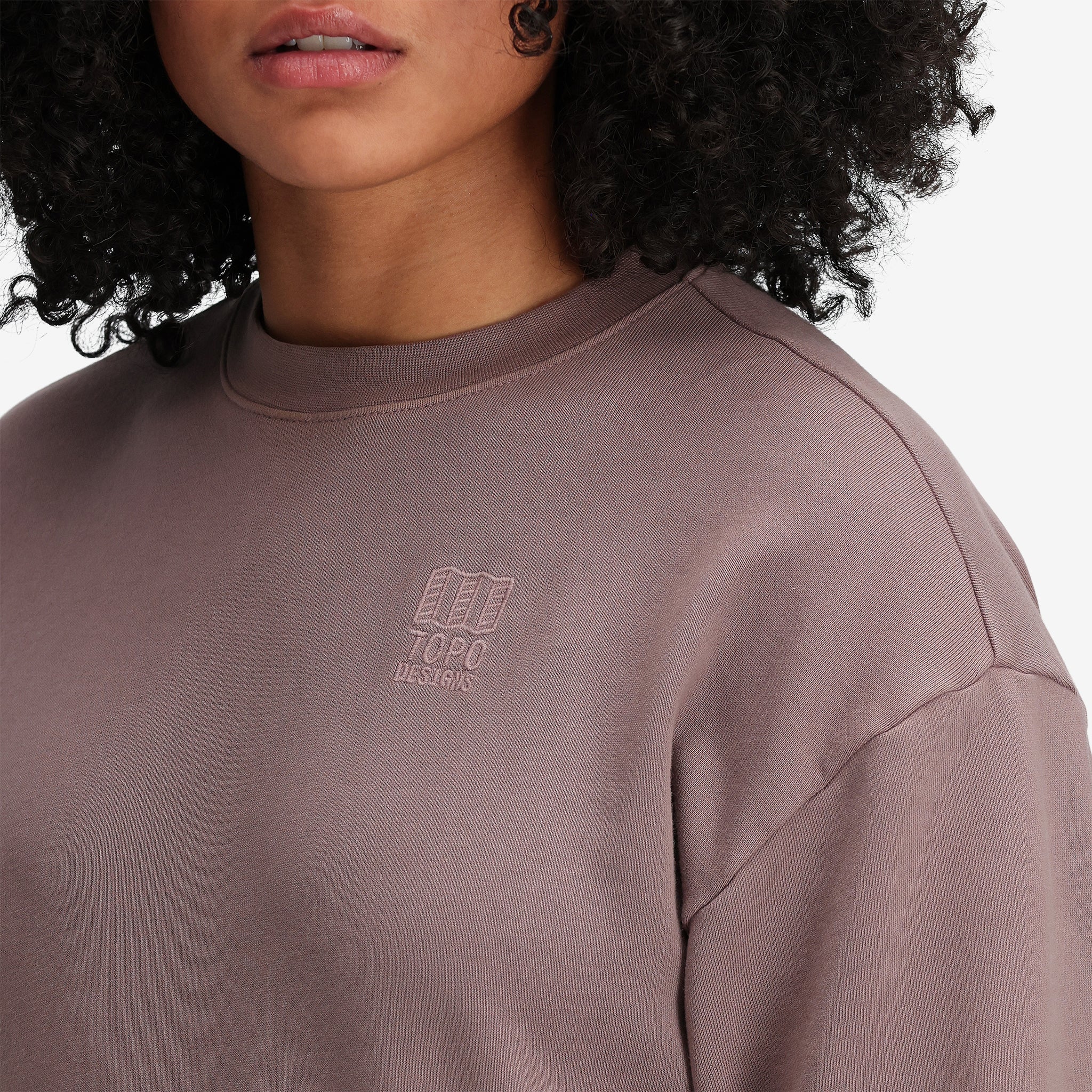 Detailaufnahme des Topo Designs Damen Dirt Crew Sweatshirt aus 100% Bio-Baumwolle French Terry in "Peppercorn" lila-braun. Auf "Salbei" anzeigen.