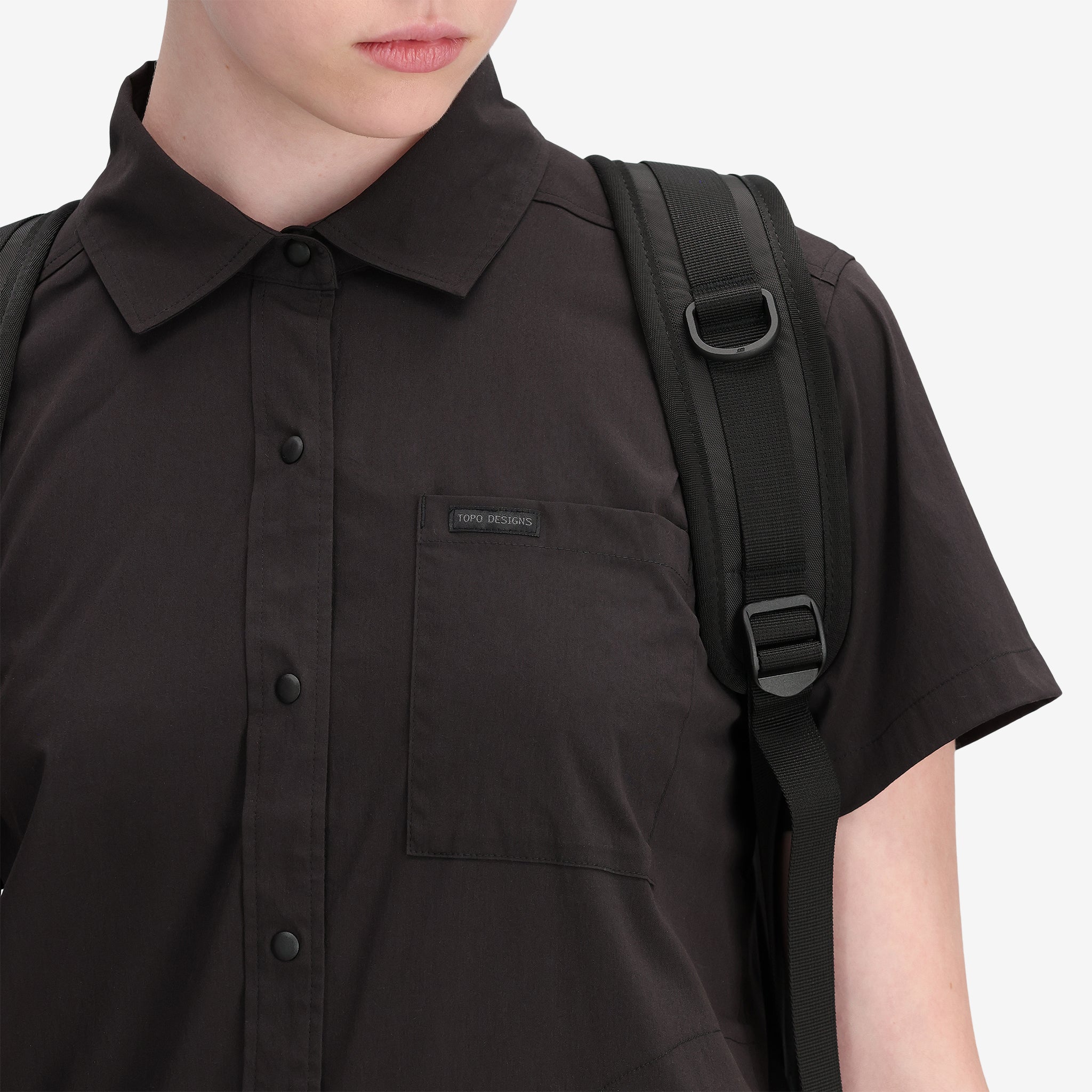 Gesamtaufnahme, Vordertasche des Topo Designs Damen Global Shirt Short Sleeve 30+ UPF rated travel shirt in "Black".