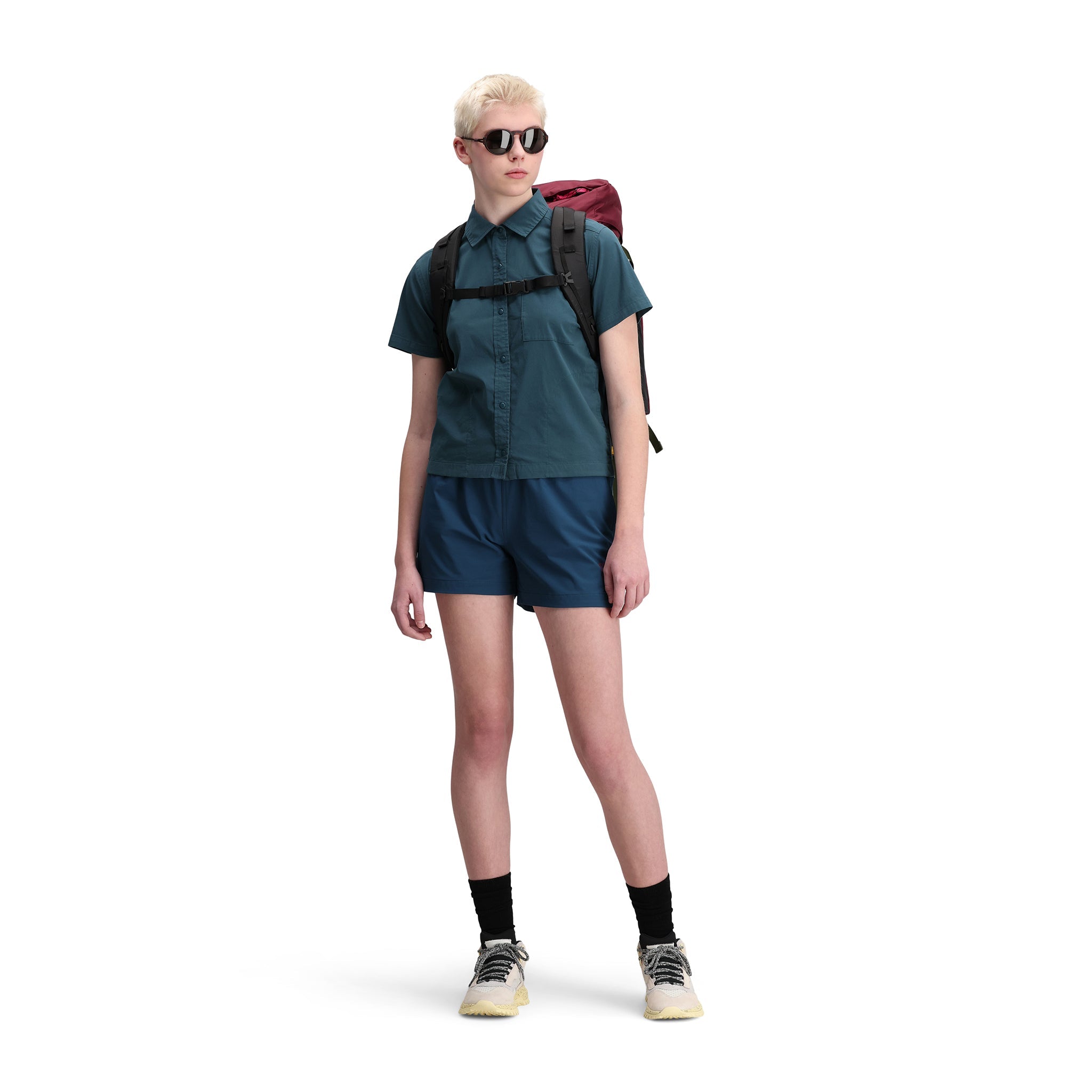  Vordere Modellaufnahme des Topo Designs Damen Global Shirt Short Sleeve 30+ UPF rated travel shirt in "Pond Blue" grün. Auf "brick" anzeigen.