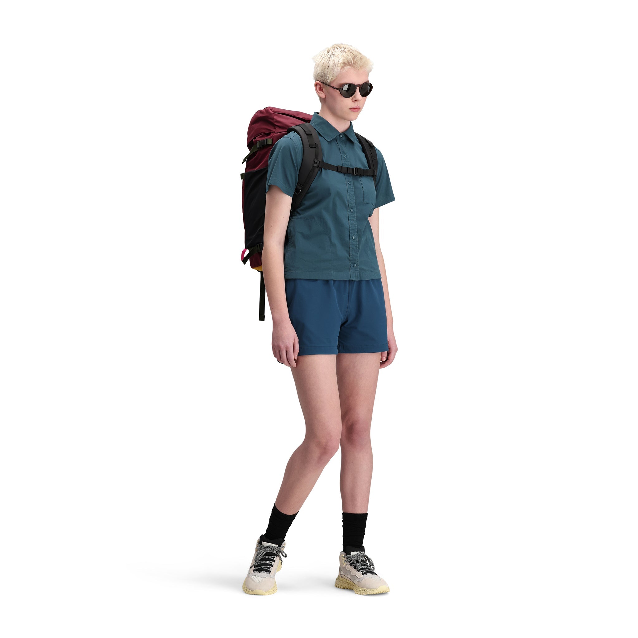  Vordere Modellaufnahme des Topo Designs Damen Global Shirt Short Sleeve 30+ UPF rated travel shirt in "Pond Blue" grün. Auf "brick" anzeigen.