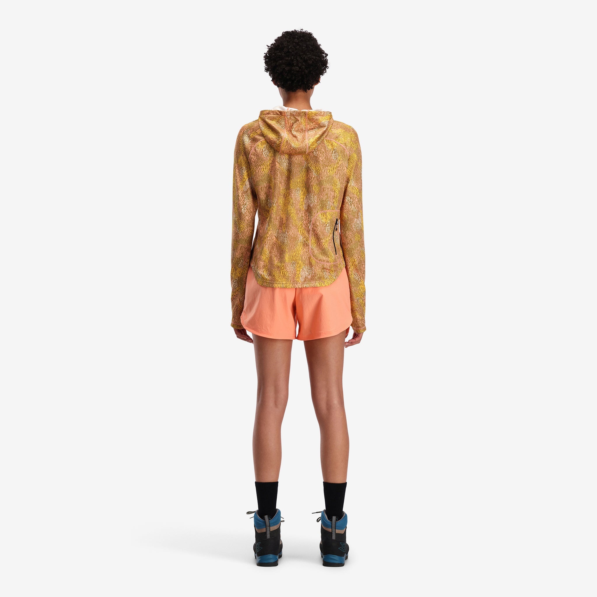 Auf der Rückseite des Topo Designs Damen River Hoodie 30+ UPF rated moisture wicking water shirt in "Peach / Pebble" orange.