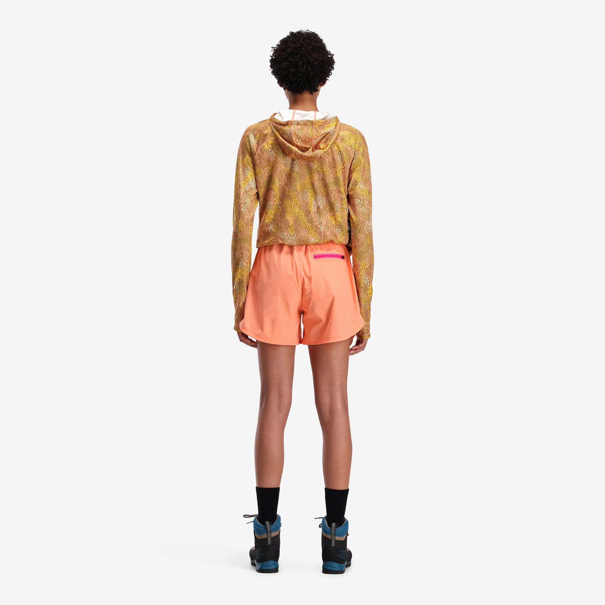 Totale Rückansicht der Topo Designs Damen River quick-dry swim Shorts in "Peach" am Modell.