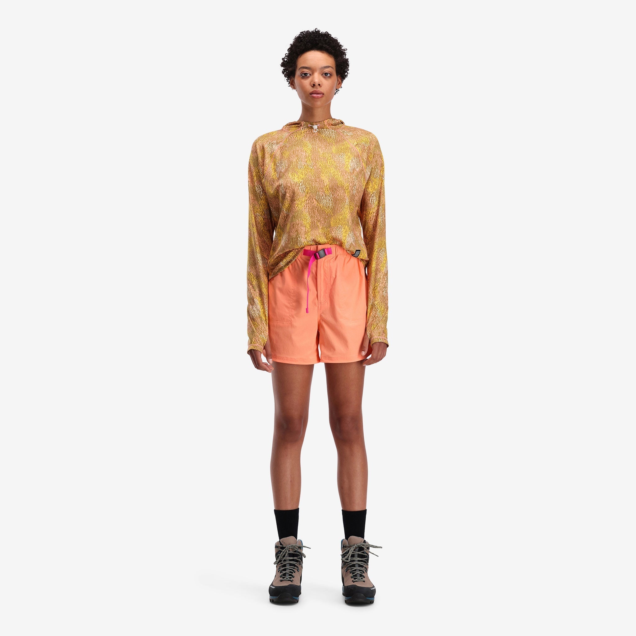 Gesamtaufnahme der Topo Designs Damen River quick-dry swim Shorts in "Peach" am Model.