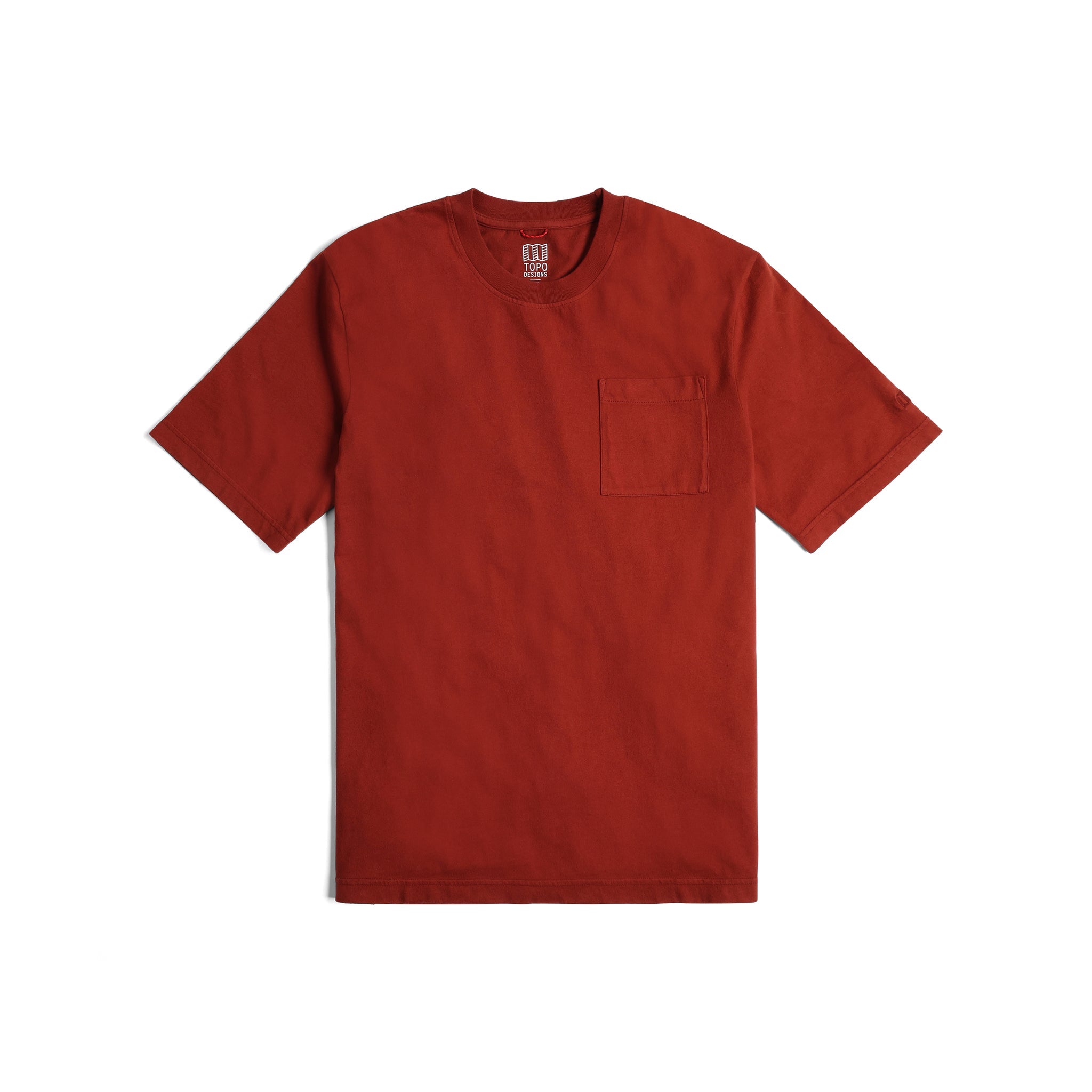 Vorderansicht des Topo Designs Dirt Pocket Tee - Herren in "Fire Brick"