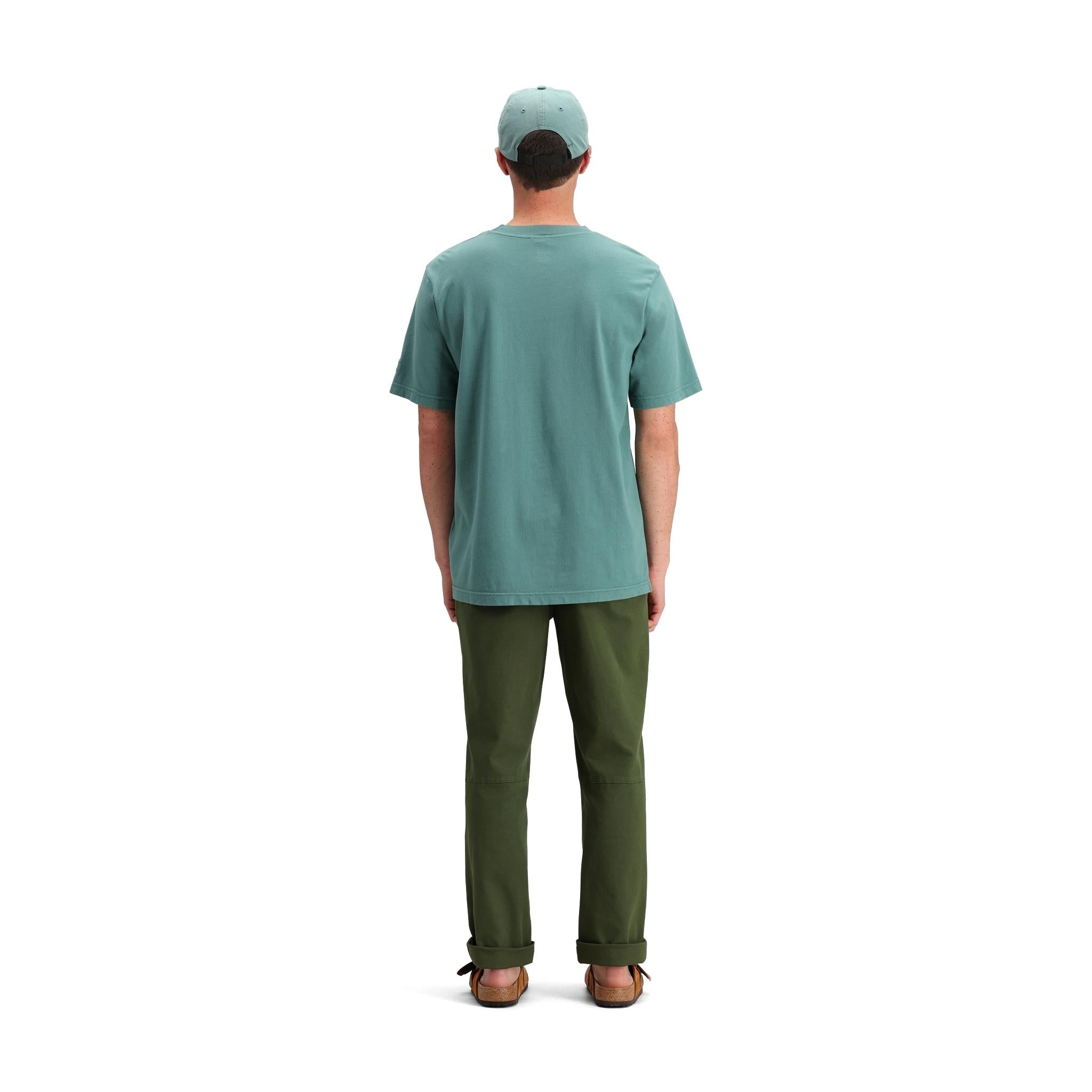 Allgemeine Rückenmodellaufnahme des Topo Designs Dirt Pocket Tee - Herren in "Sea Pine".